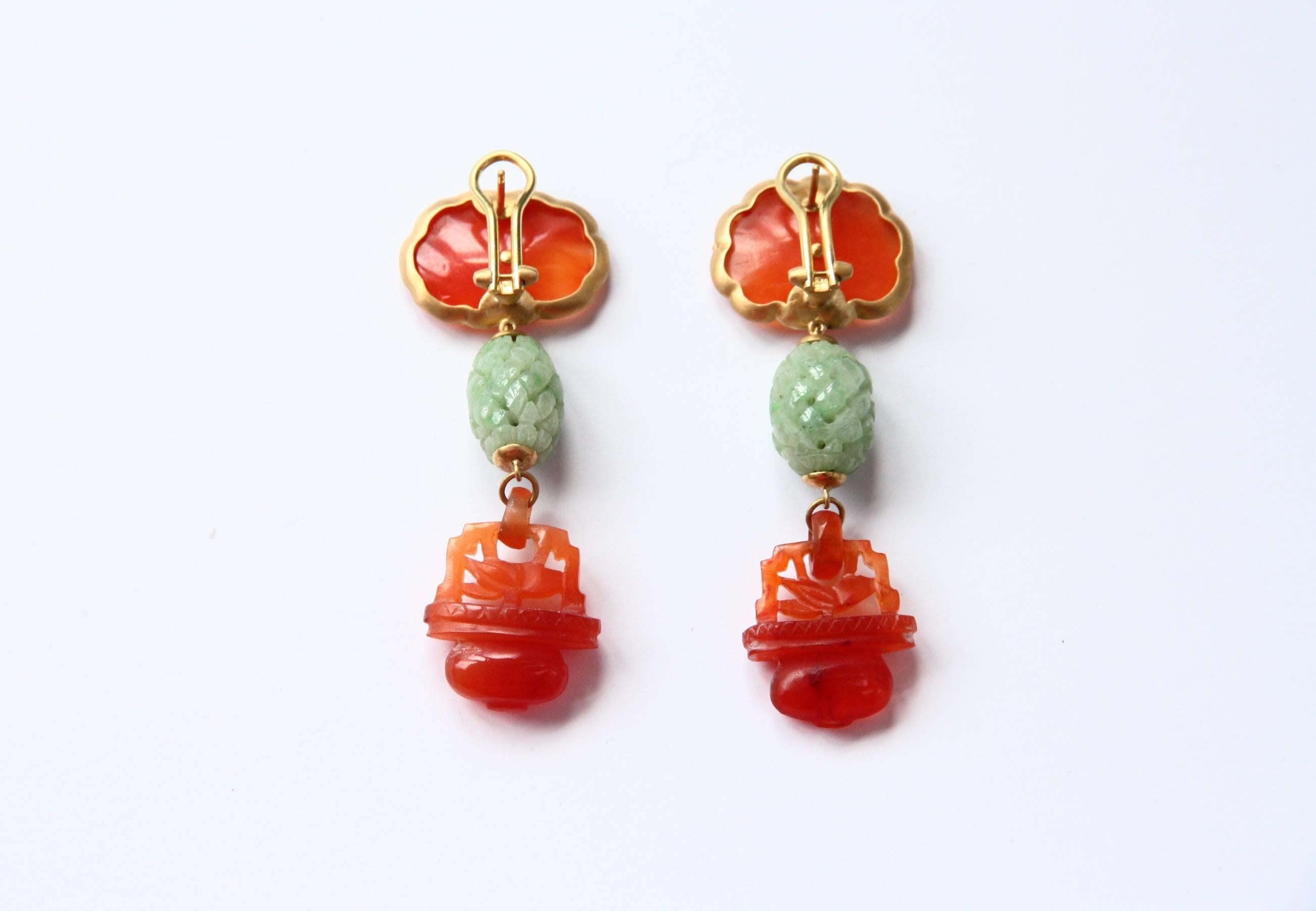 Very special earrings made in antiques jade and carnelian cts 11, basket are carved in one pieces and the top is a lotus flower.
Linket in 18kt brushed gold gr9,70. total length is 7cm
All Giulia Colussi jewelry is new and has never been previously