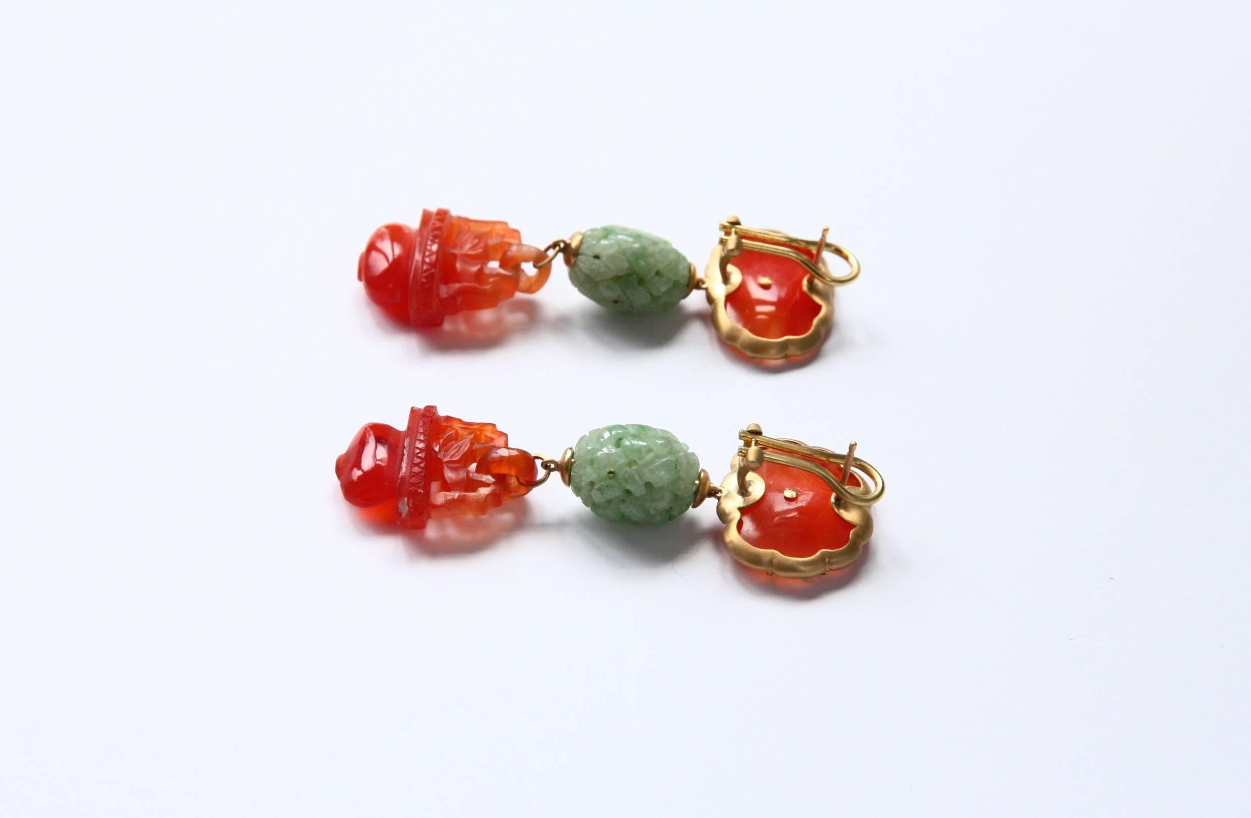 Artisan Boucles d'oreilles anciennes en or brossé 18 carats avec jade sculpté et cornaline en vente