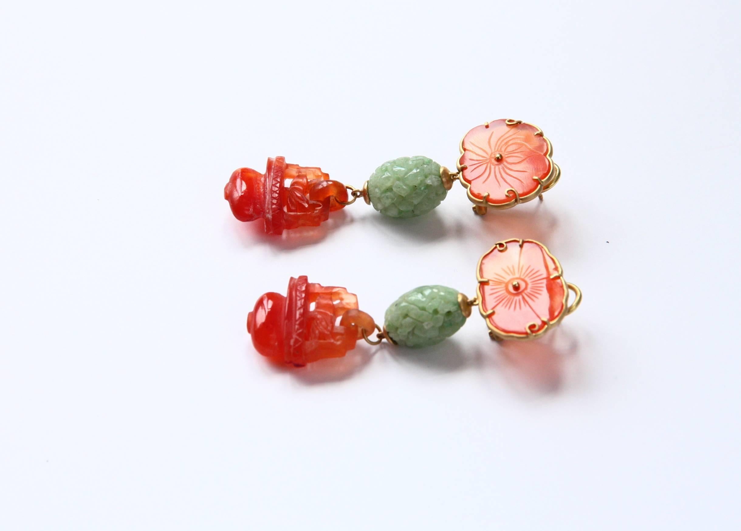 Antique Carved Jade Carnelian 18 Karat Brushed Gold Earrings In New Condition For Sale In Milan, IT