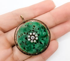 Pendentif-broche ancien en jade sculpté, perles et diamants, en or jaune 14 carats
