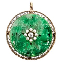 Pendentif-broche ancien en jade sculpté, perles et diamants, en or jaune 14 carats