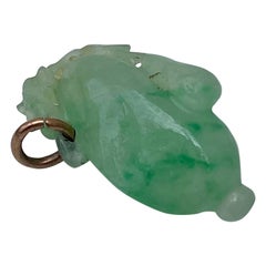 Antiker geschnitzter Jade-Anhänger mit Schleife aus Gelbgold