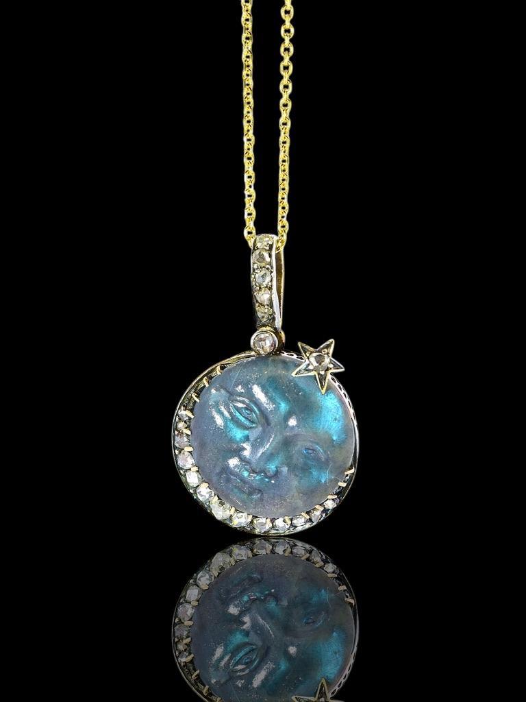 Taglio a rosa Antico ciondolo in labradorite intagliata con diamante rosa 