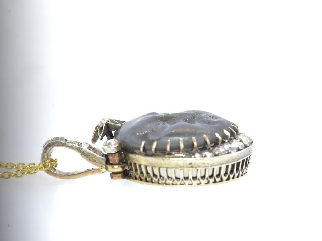 Antico ciondolo in labradorite intagliata con diamante rosa 