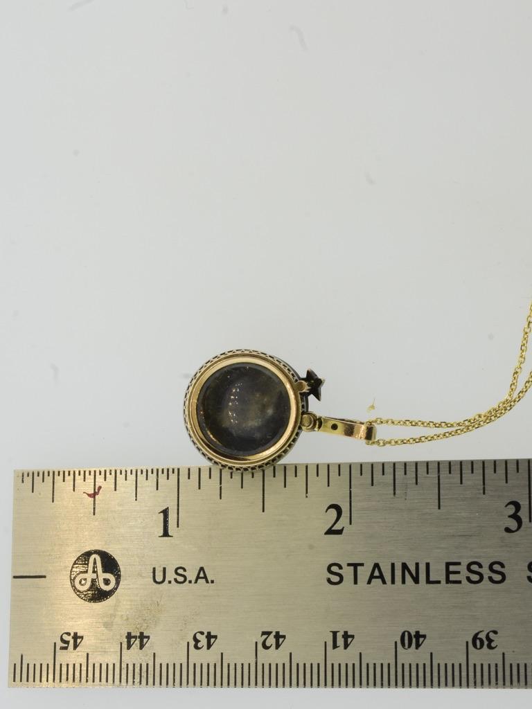 Antico ciondolo in labradorite intagliata con diamante rosa 