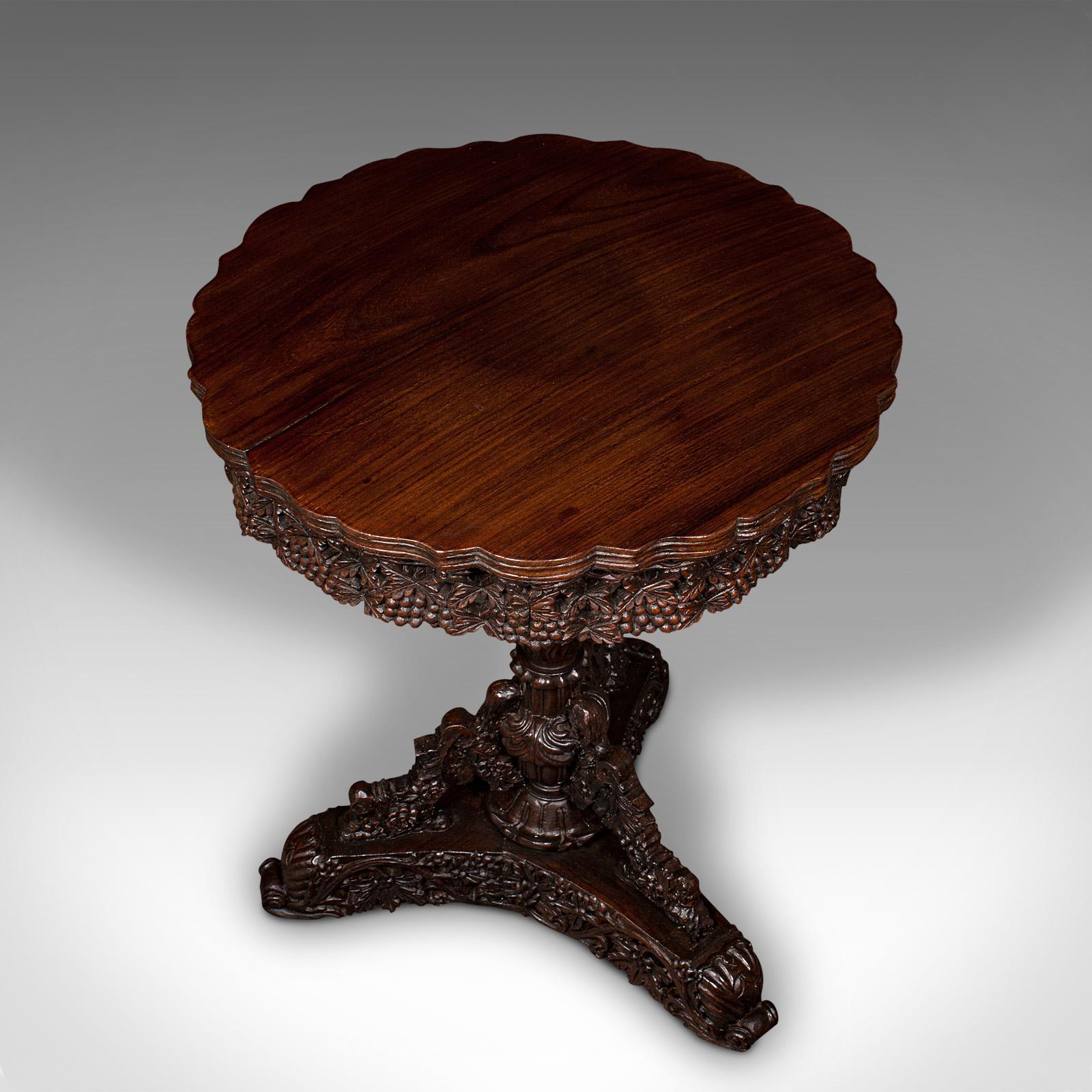 Teck Ancienne table à lampe sculptée anglo-indienne, teck, plateau basculant, coloniale et victorienne en vente