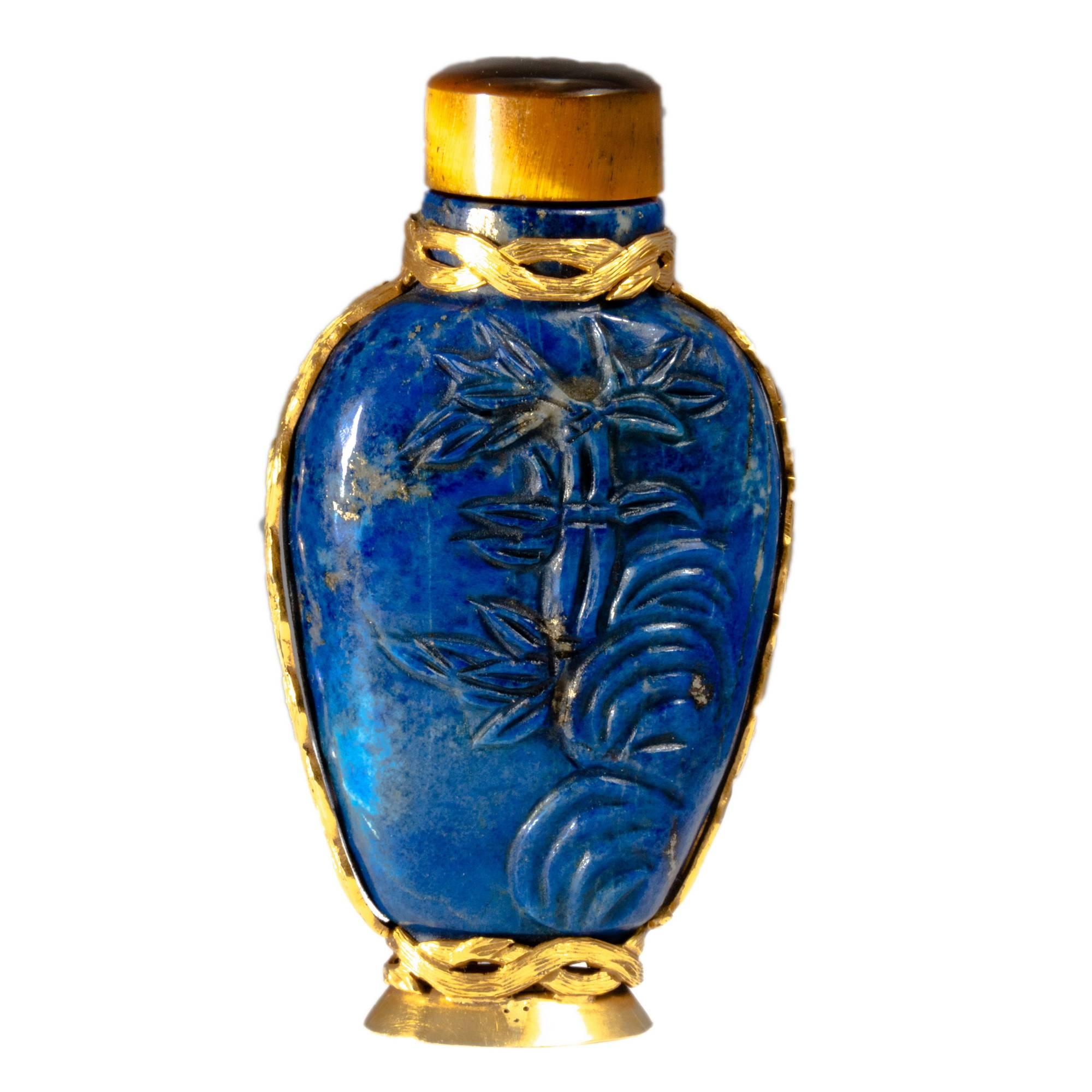 This early XX century rare lapis lazuli snuff bottle is unique and precious. Entirely hand-crafted from a beautiful block of lapis lazuli, it features an elegant ramage decoration on both sides of the bottle. The fine decorations on the lapis lazuli
