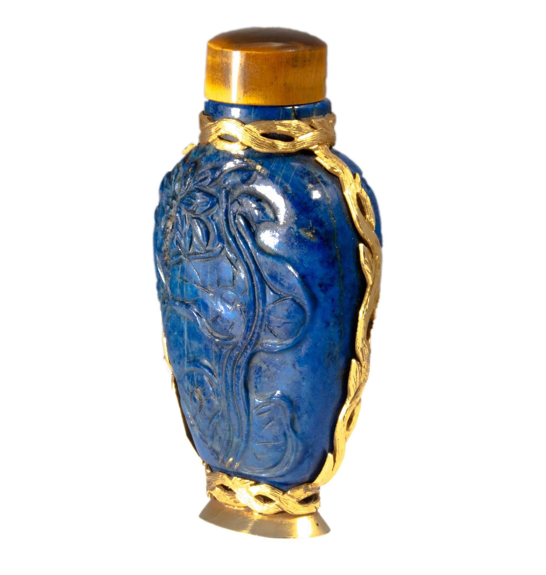 Antique Carved Lapis Lazuli 18K Gold and Wood Snuff Bottle In Fair Condition For Sale In Roma, IT