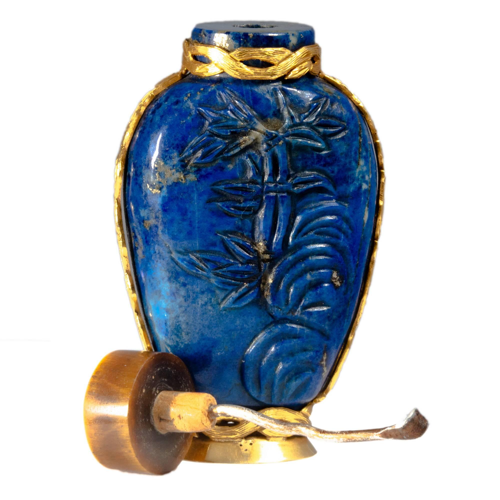 Antique Carved Lapis Lazuli 18K Gold and Wood Snuff Bottle For Sale 1