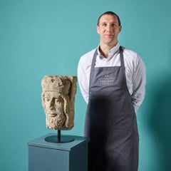 Antiker geschnitzter Schlüsselstein eines Königs aus Kalkstein