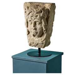Ancienne clé de voûte en pierre calcaire sculptée représentant une reine