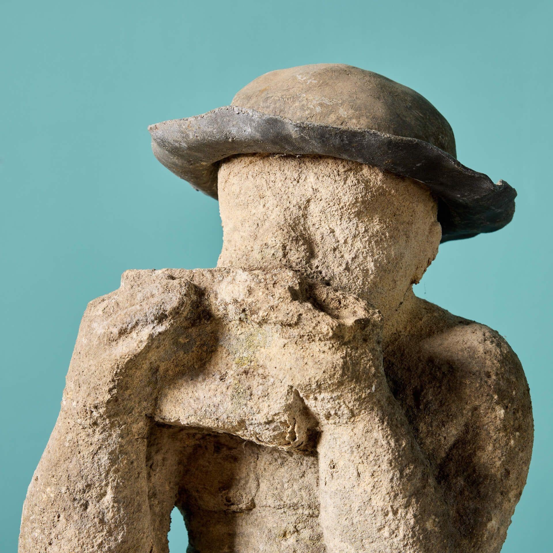 Antike geschnitzte Kalksteinstatue eines Pfeife spielenden Jungen (Englisch) im Angebot