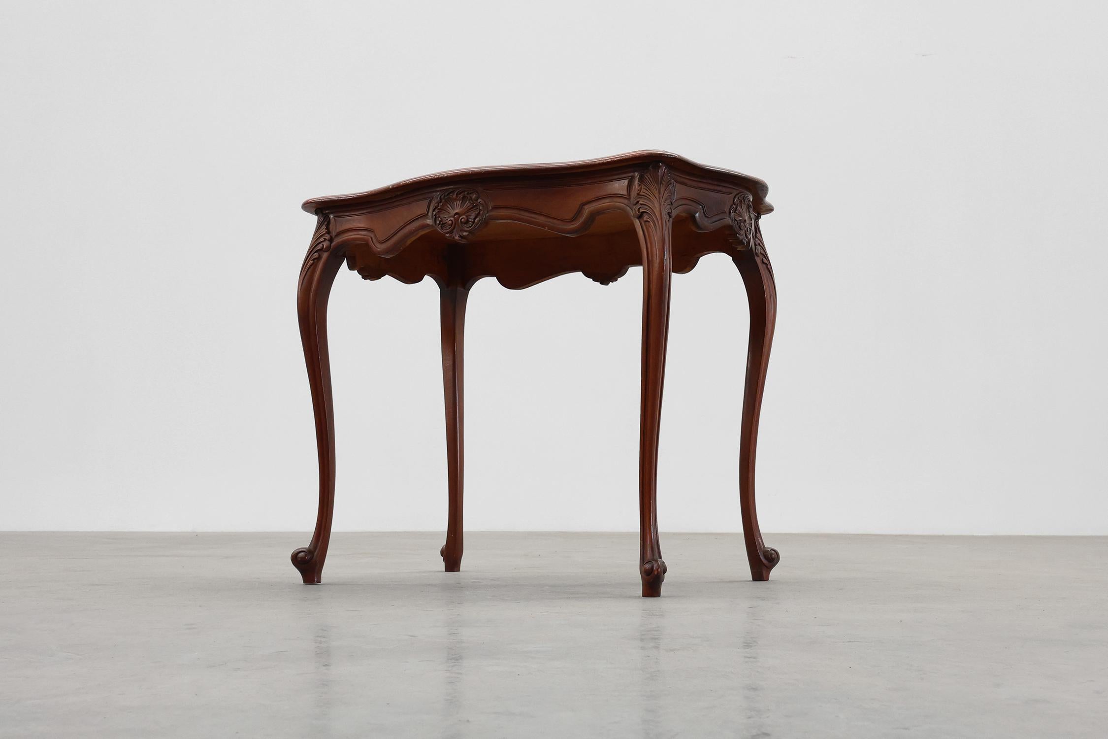 Table d'appoint ancienne sculptée de style LOUIS XV, France ca. 1900 en vente 4