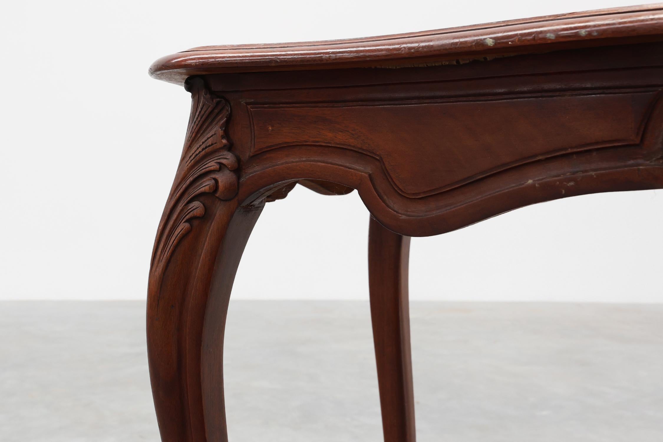 Français Table d'appoint ancienne sculptée de style LOUIS XV, France ca. 1900 en vente