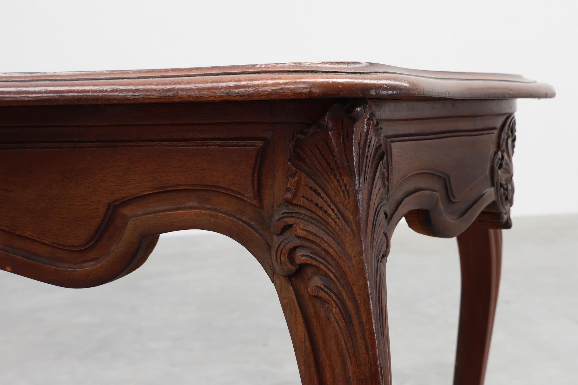 Table d'appoint ancienne sculptée de style LOUIS XV, France ca. 1900 Bon état - En vente à Meulebeke, BE