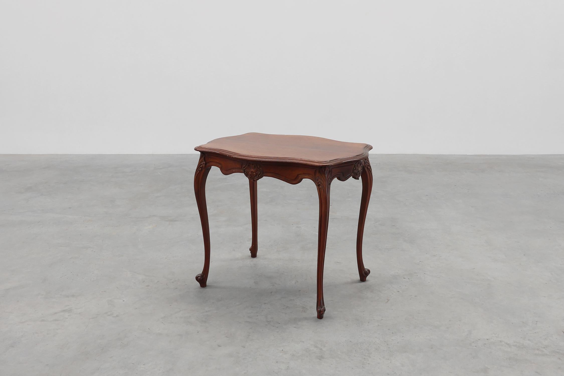 20ième siècle Table d'appoint ancienne sculptée de style LOUIS XV, France ca. 1900 en vente