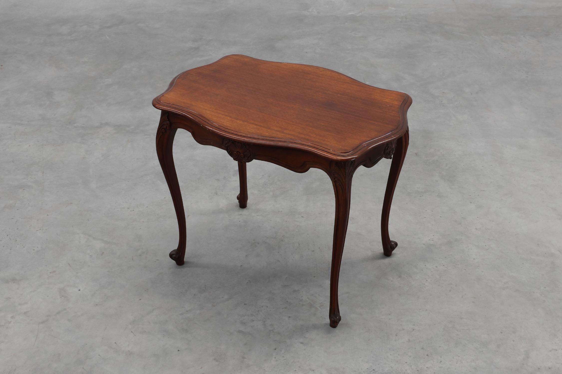 Bois Table d'appoint ancienne sculptée de style LOUIS XV, France ca. 1900 en vente