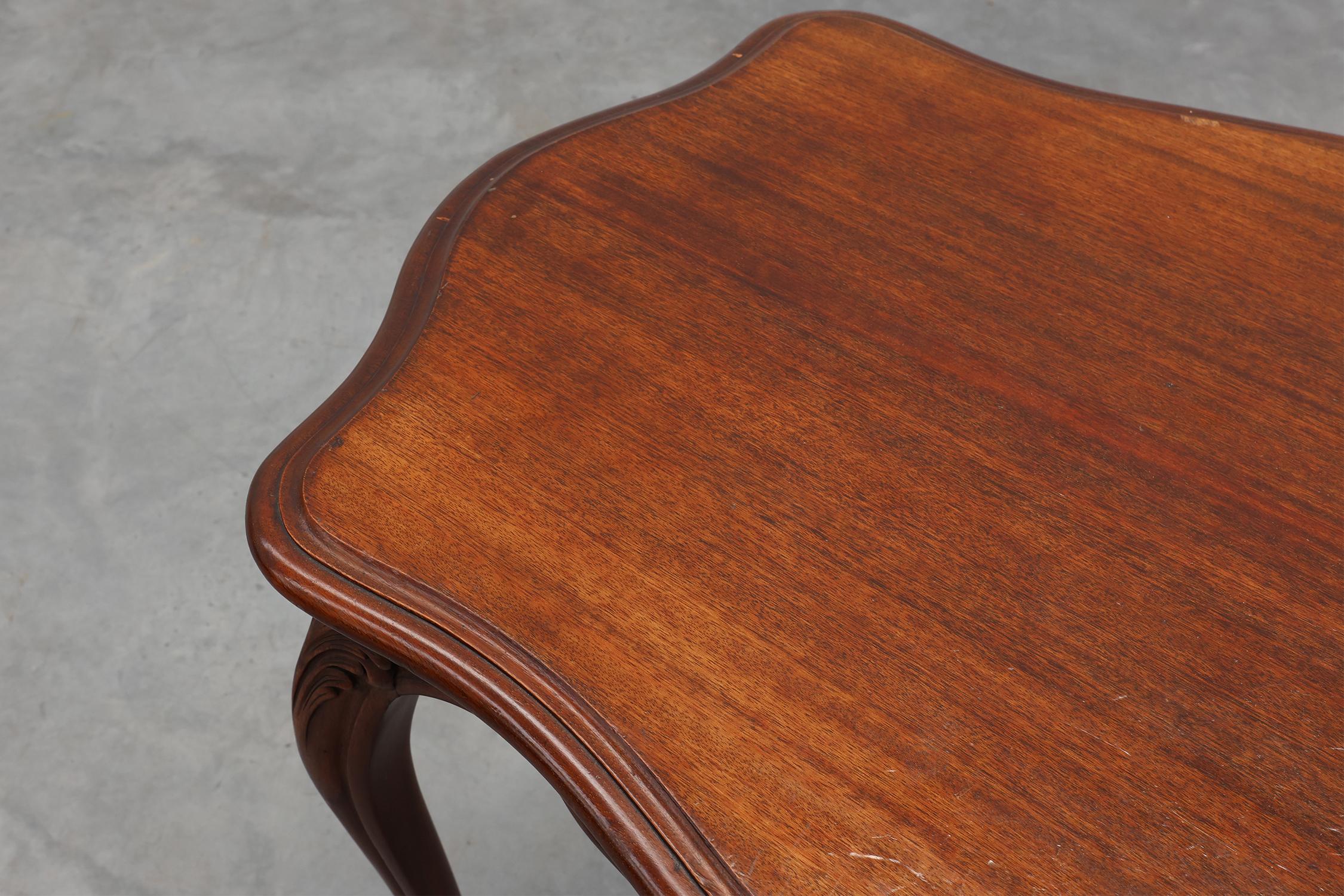 Table d'appoint ancienne sculptée de style LOUIS XV, France ca. 1900 en vente 2