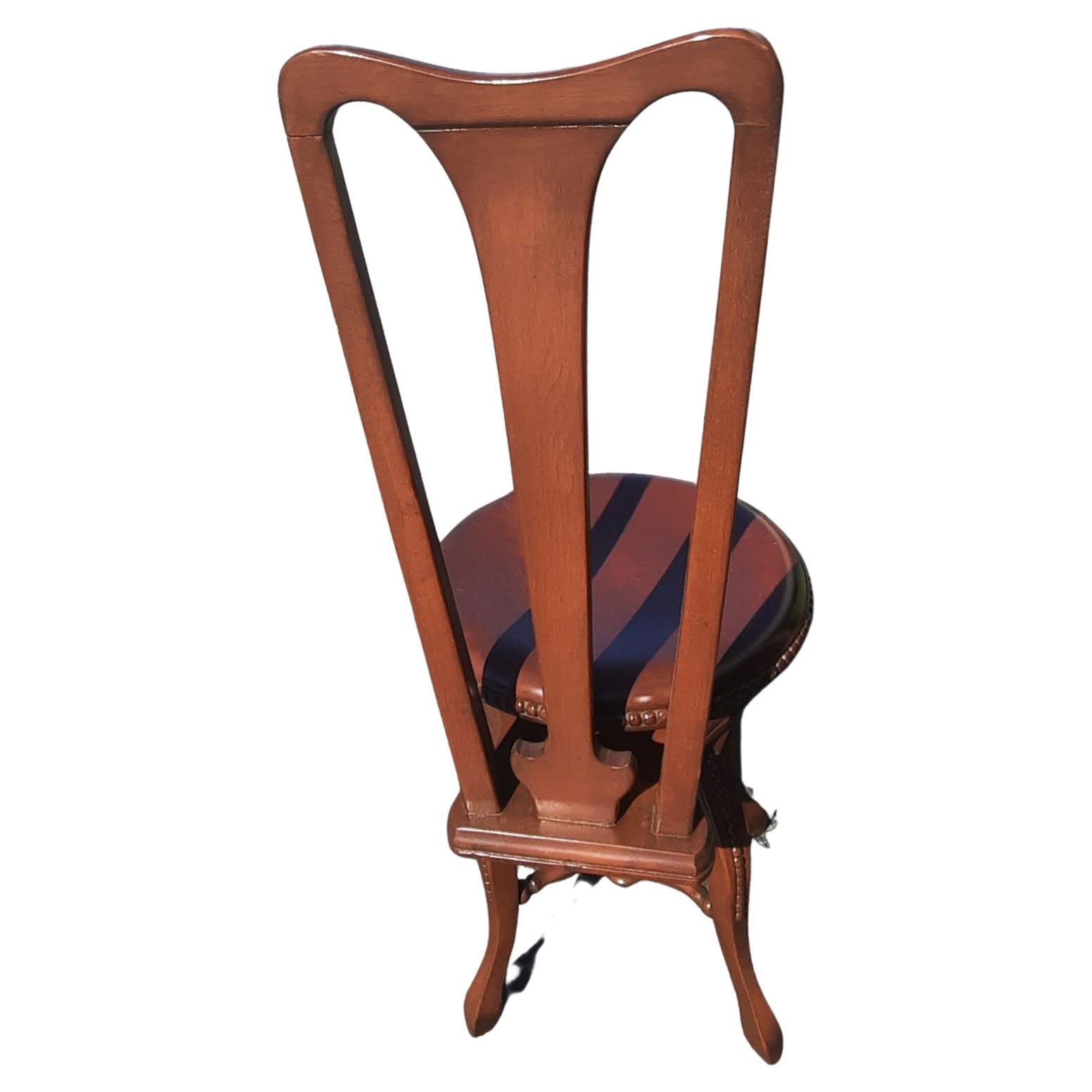 Antique Carved Mahogany Adjustable Seat Height Piano Chair Music Room Stool In Good Condition For Sale In Germantown, MD