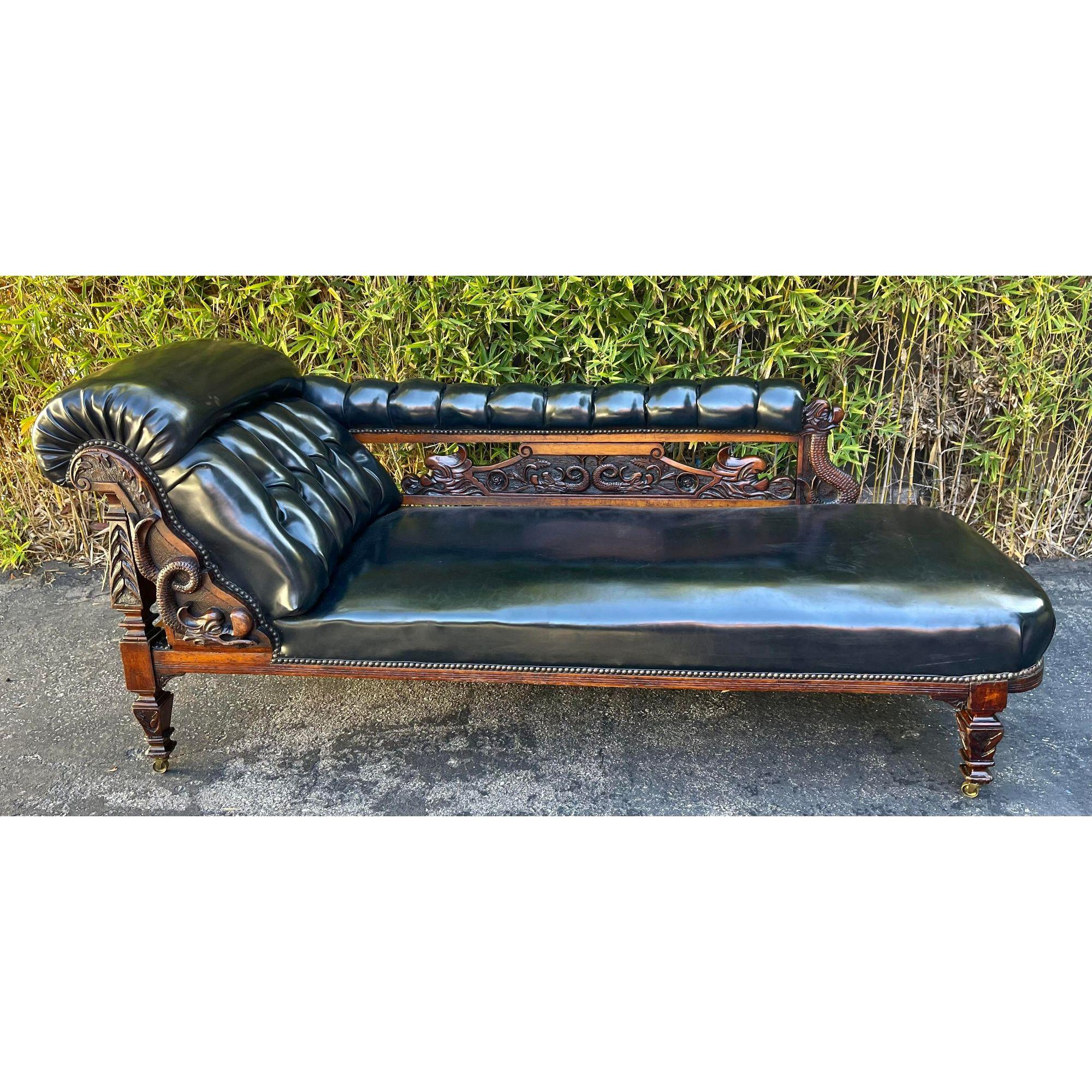 Chaise longue ancienne en acajou sculpté et cuir noir avec motif de dragon. Il est magnifiquement sculpté dans un bel acajou avec une belle patine.

Informations complémentaires : 
Matériaux : Cuir, Acajou
Couleur : Noir
Période : 19ème