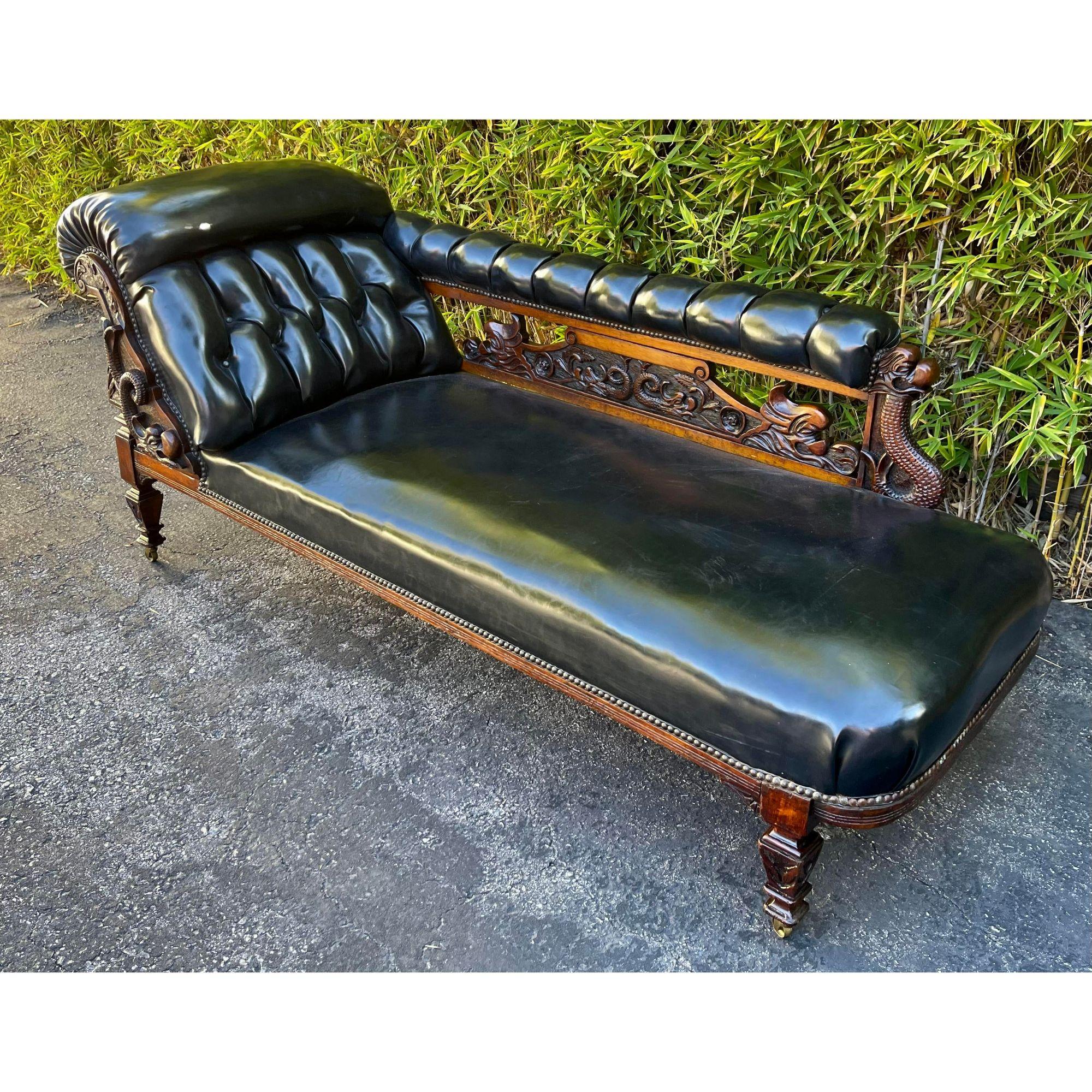 Regency Fauteuil ancien en acajou sculpté et cuir noir avec motif de dragon