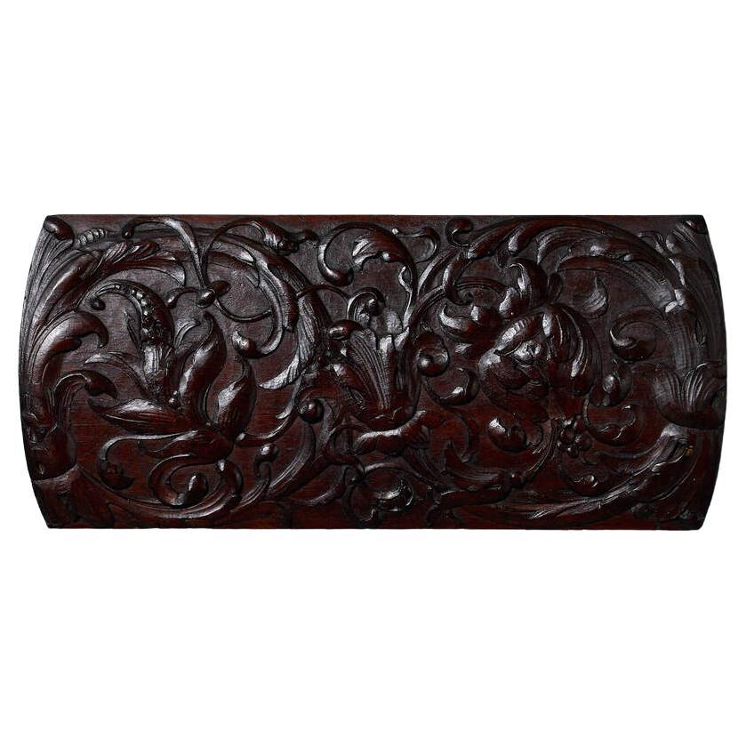 Panneau mural décoratif ancien en acajou sculpté en vente