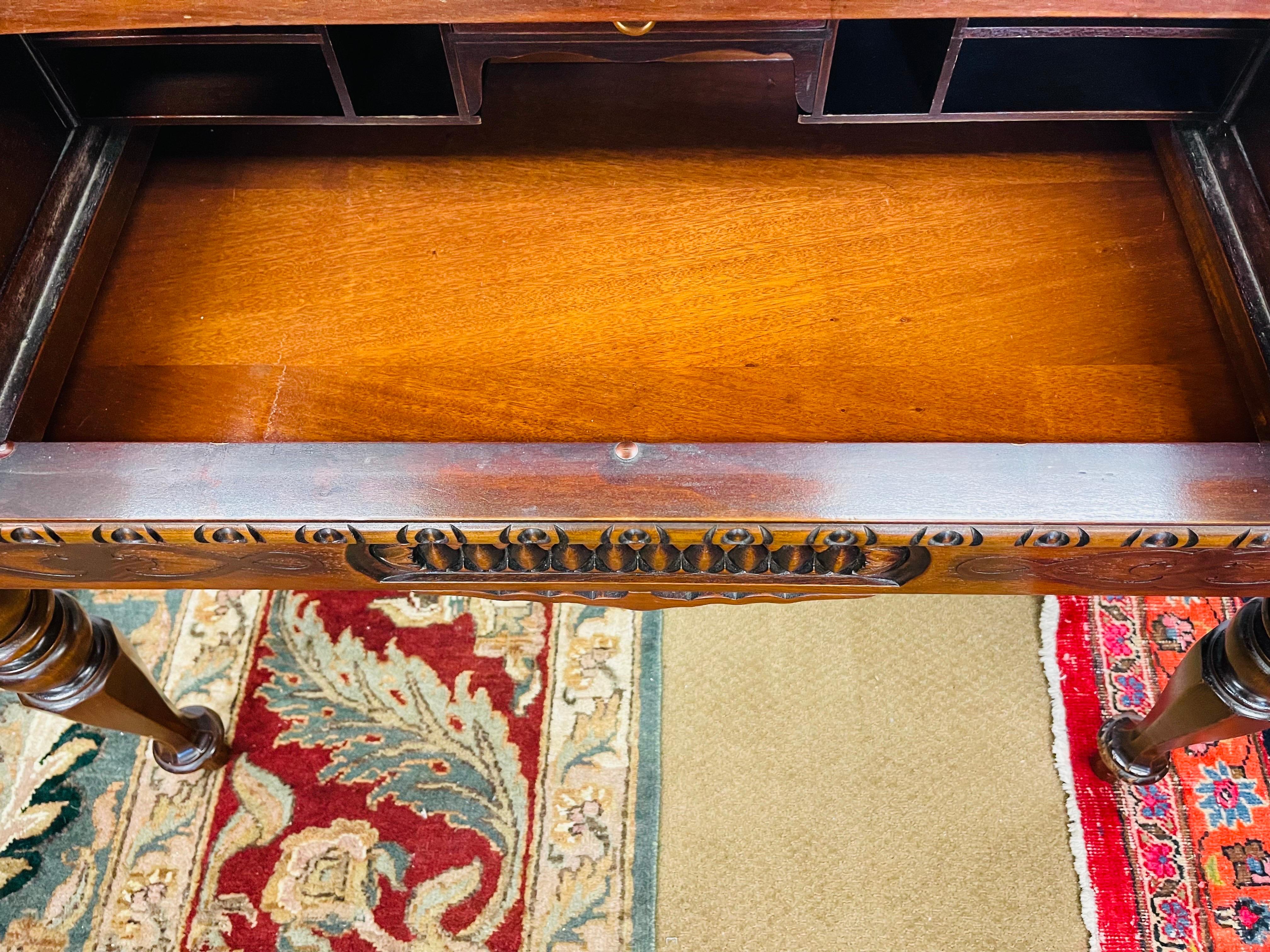 Antiker geschnitzter klappbarer Mahagoni-Schreibtisch im Angebot 9
