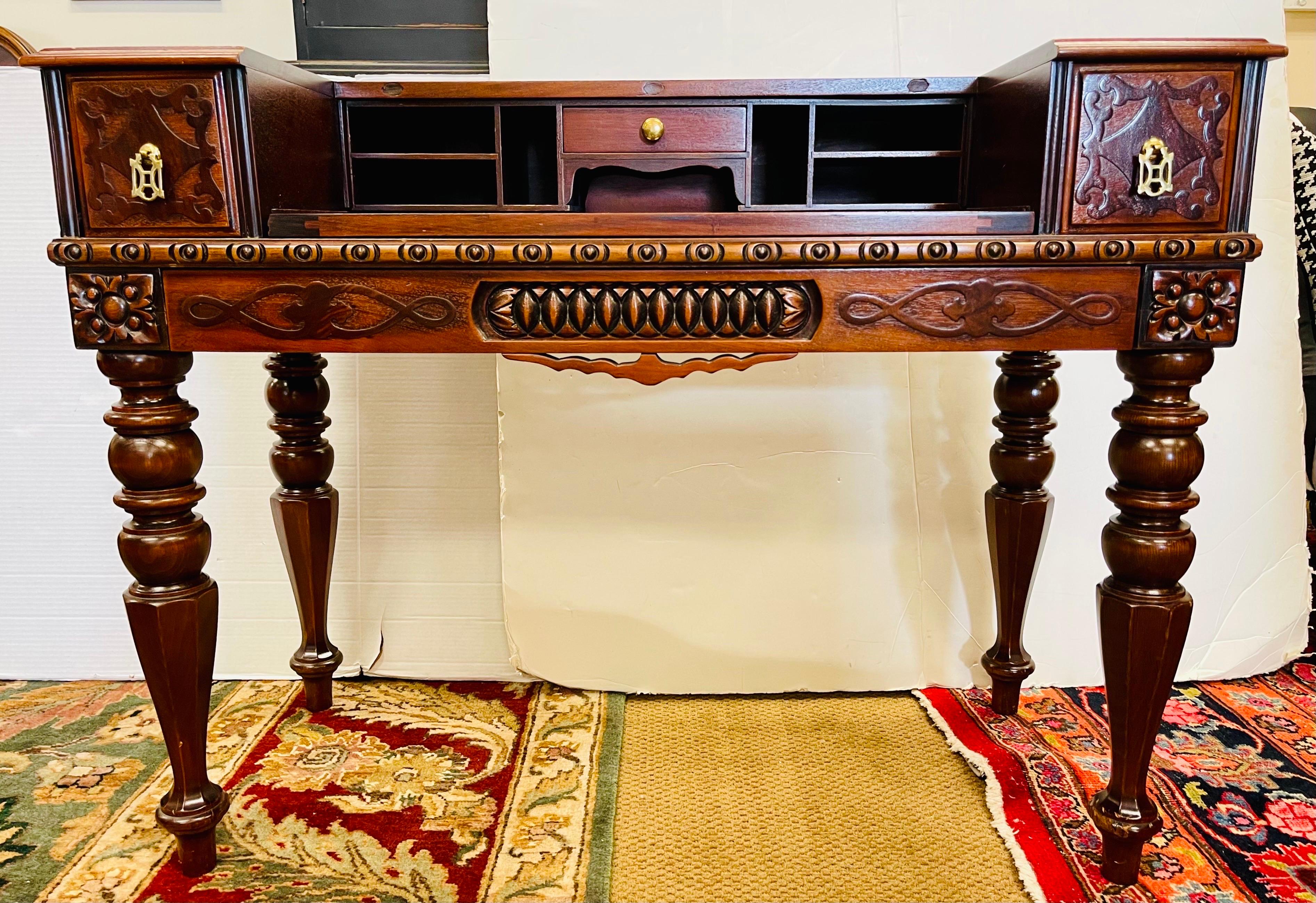Antiker geschnitzter klappbarer Mahagoni-Schreibtisch (Englisch) im Angebot