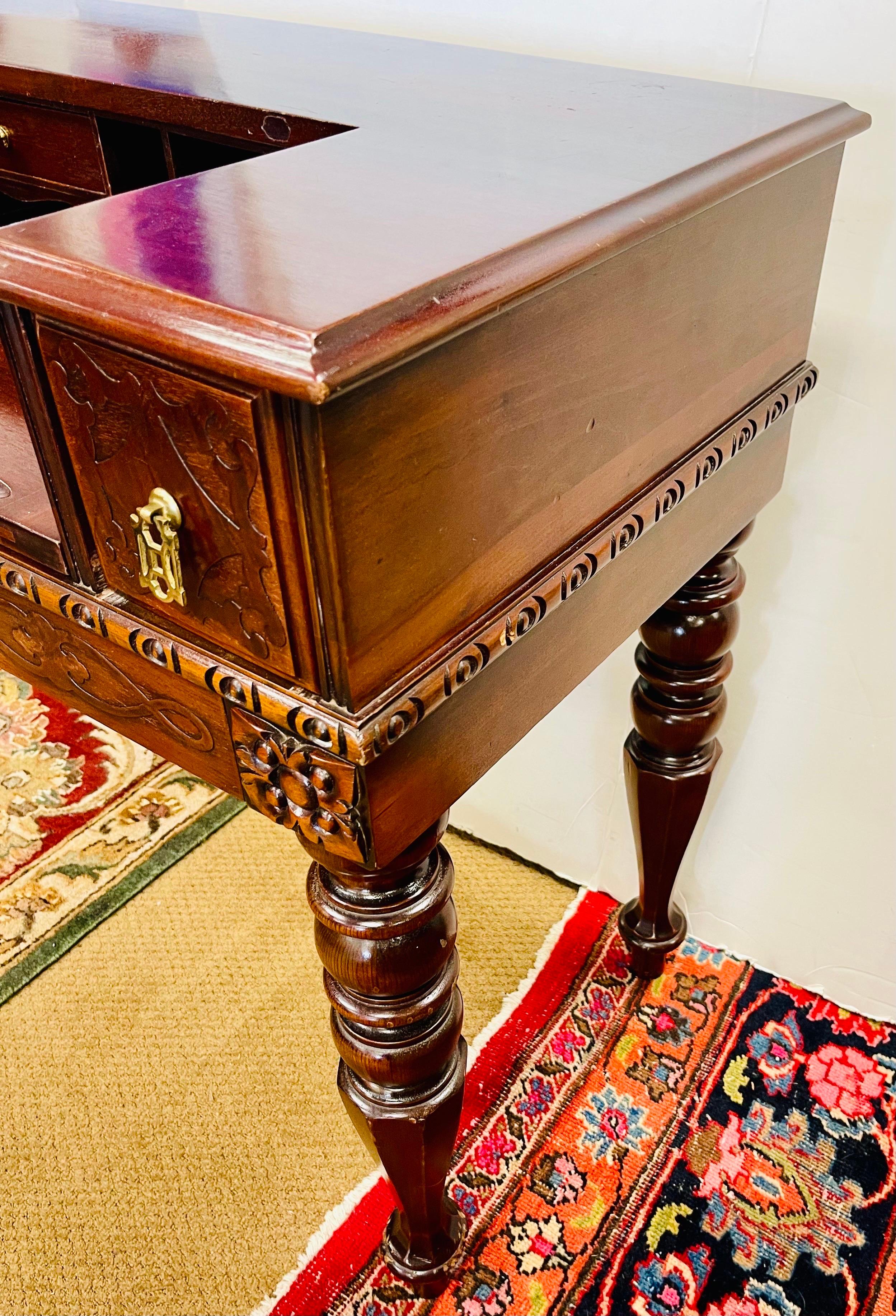 Antiker geschnitzter klappbarer Mahagoni-Schreibtisch im Angebot 3