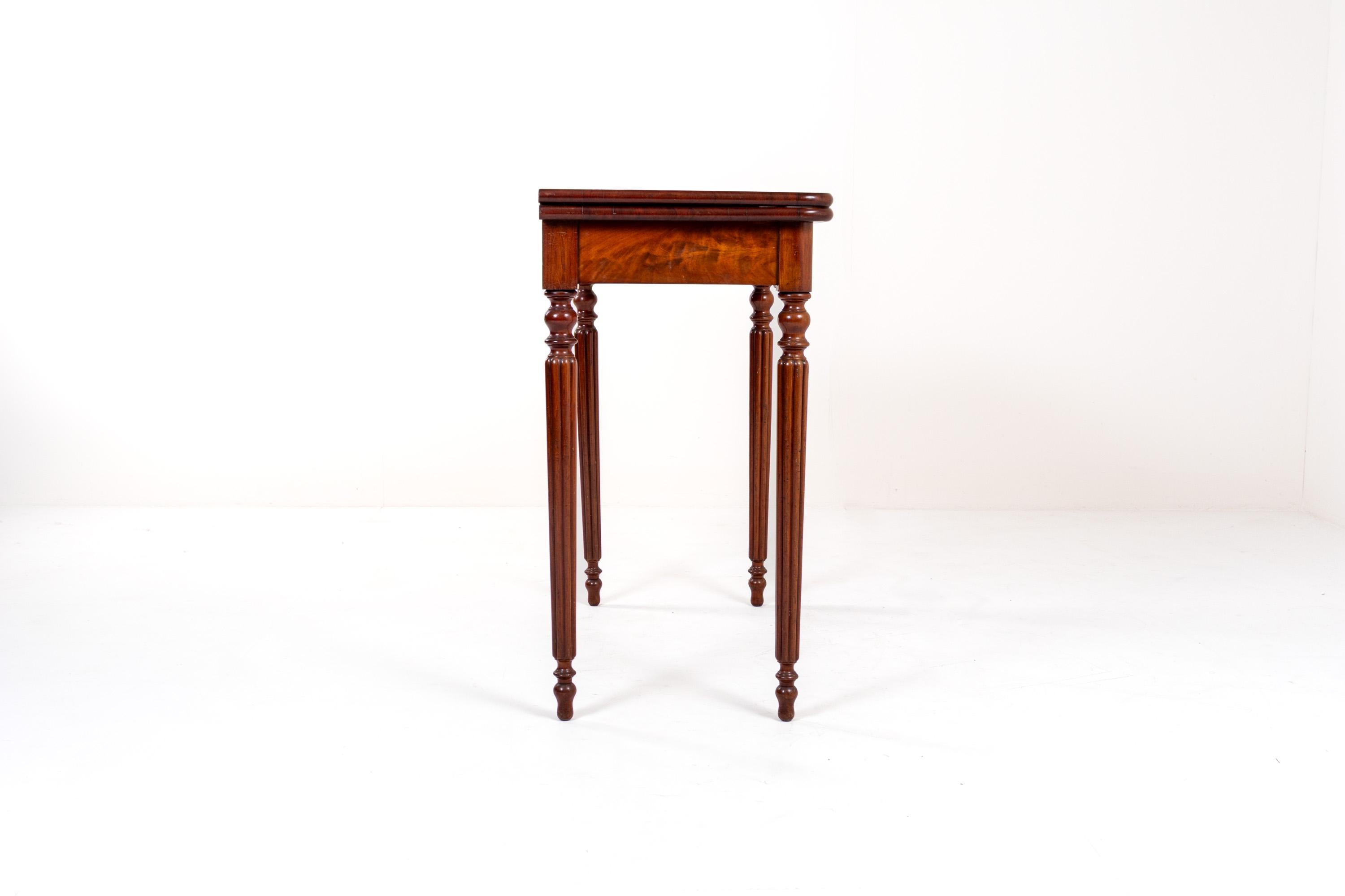 Ancienne table de jeu pliante en acajou sculpté, fin du 19e siècle en vente 4