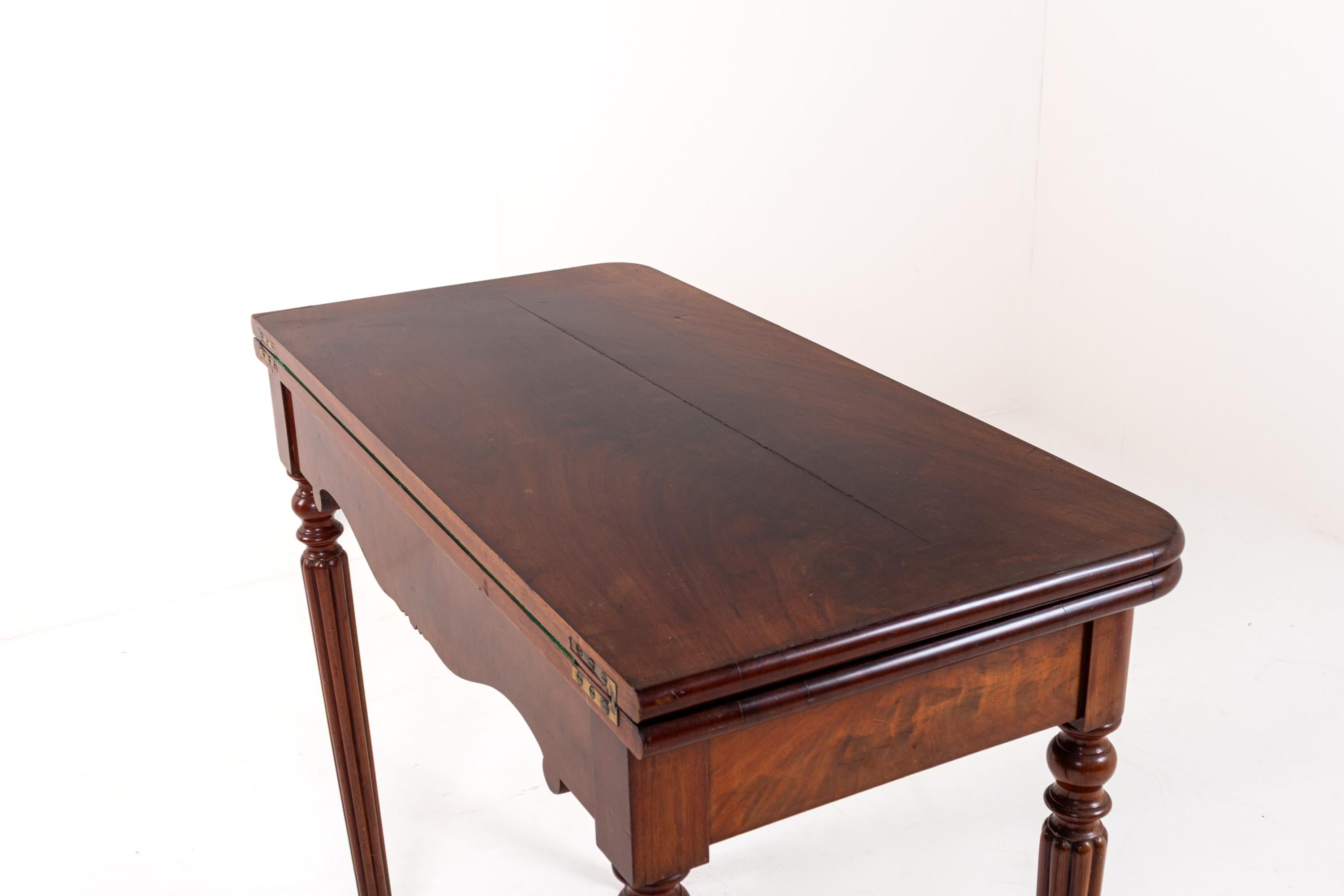 Ancienne table de jeu pliante en acajou sculpté, fin du 19e siècle en vente 5