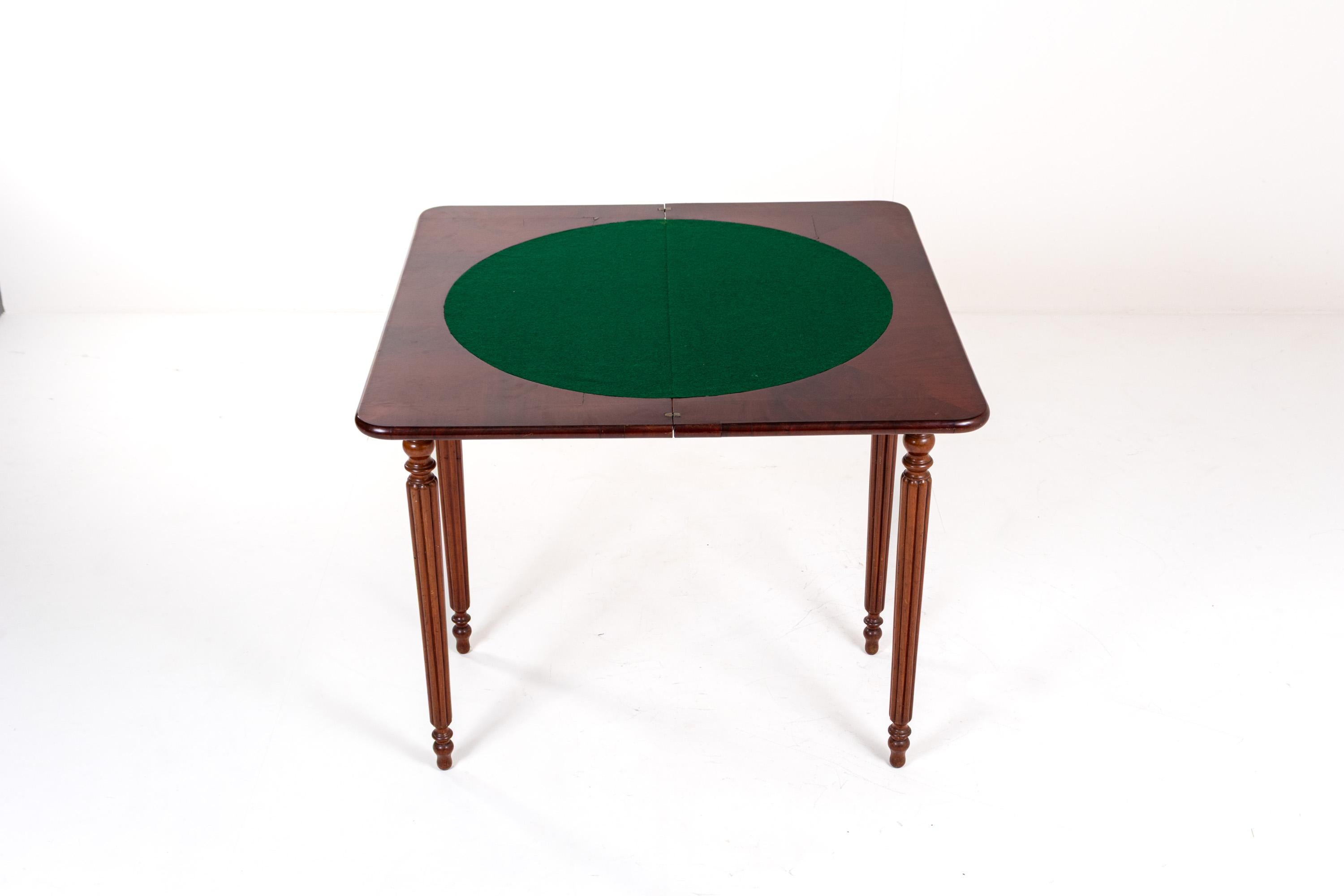 Ancienne table de jeu pliante en acajou sculpté, fin du 19e siècle en vente 6