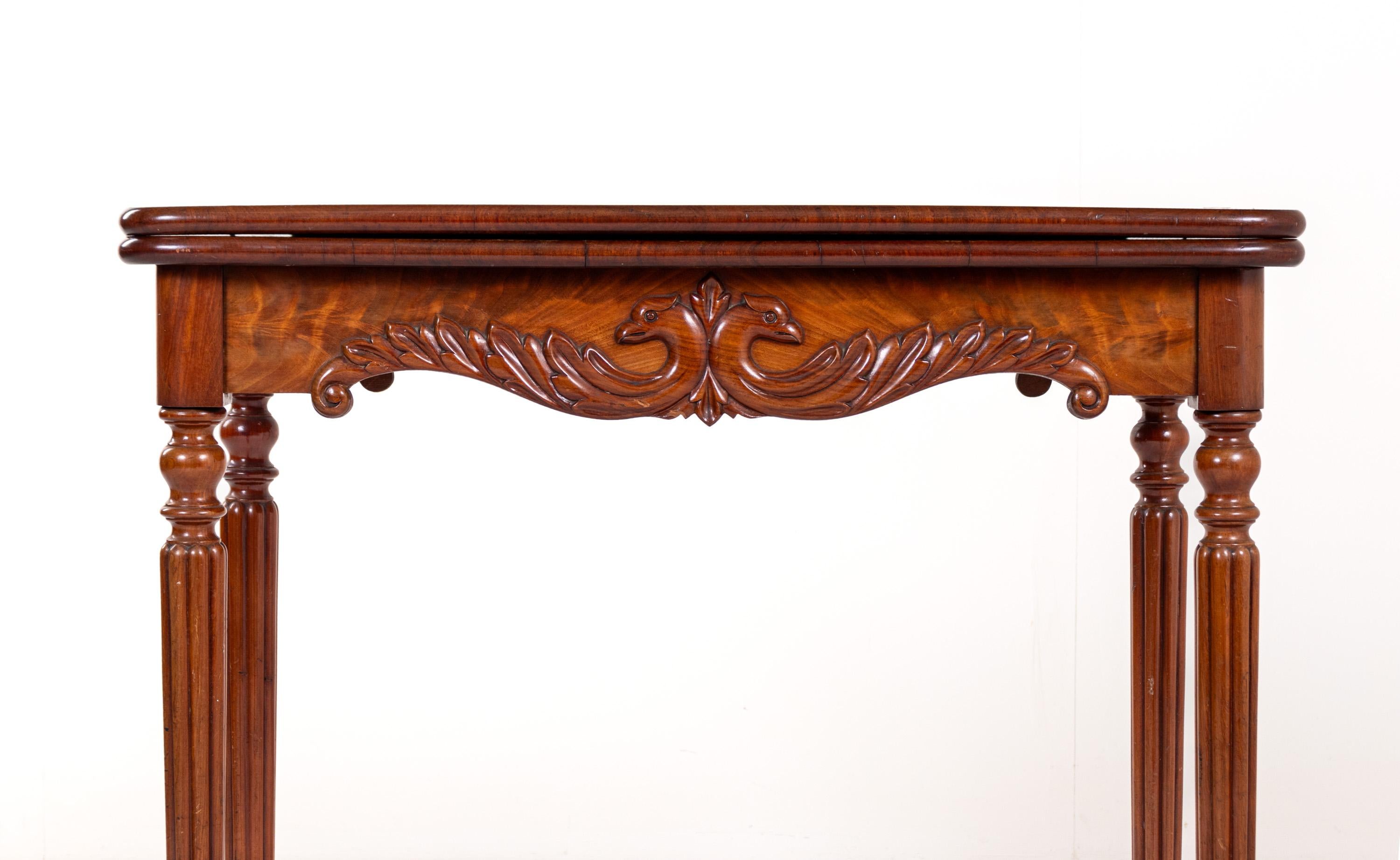 Européen Ancienne table de jeu pliante en acajou sculpté, fin du 19e siècle en vente