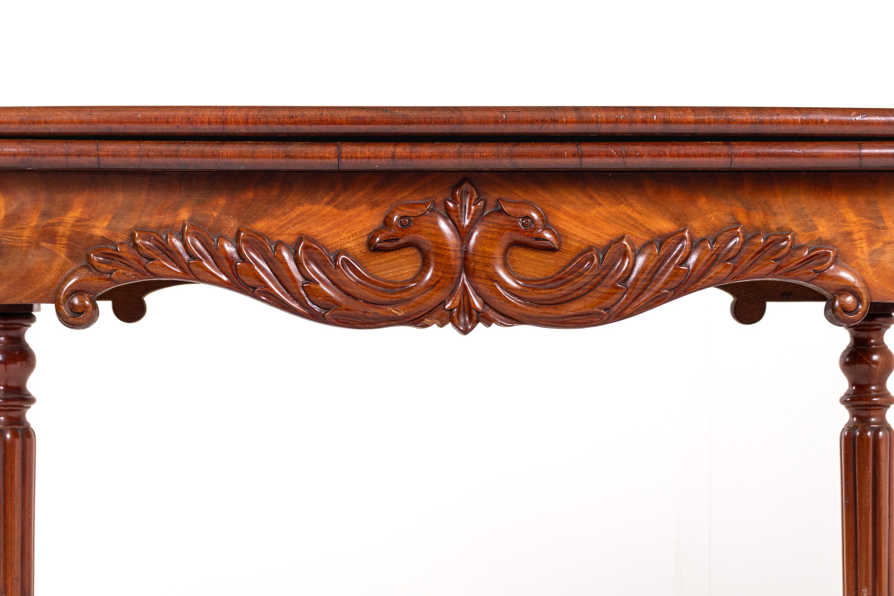 Ancienne table de jeu pliante en acajou sculpté, fin du 19e siècle État moyen - En vente à BERKEL EN RODENRIJS, NL