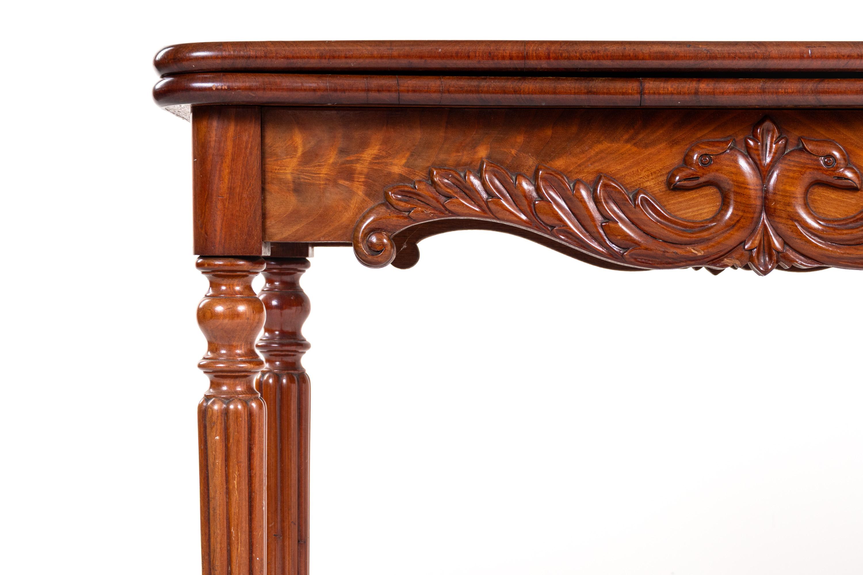 Fin du XIXe siècle Ancienne table de jeu pliante en acajou sculpté, fin du 19e siècle en vente