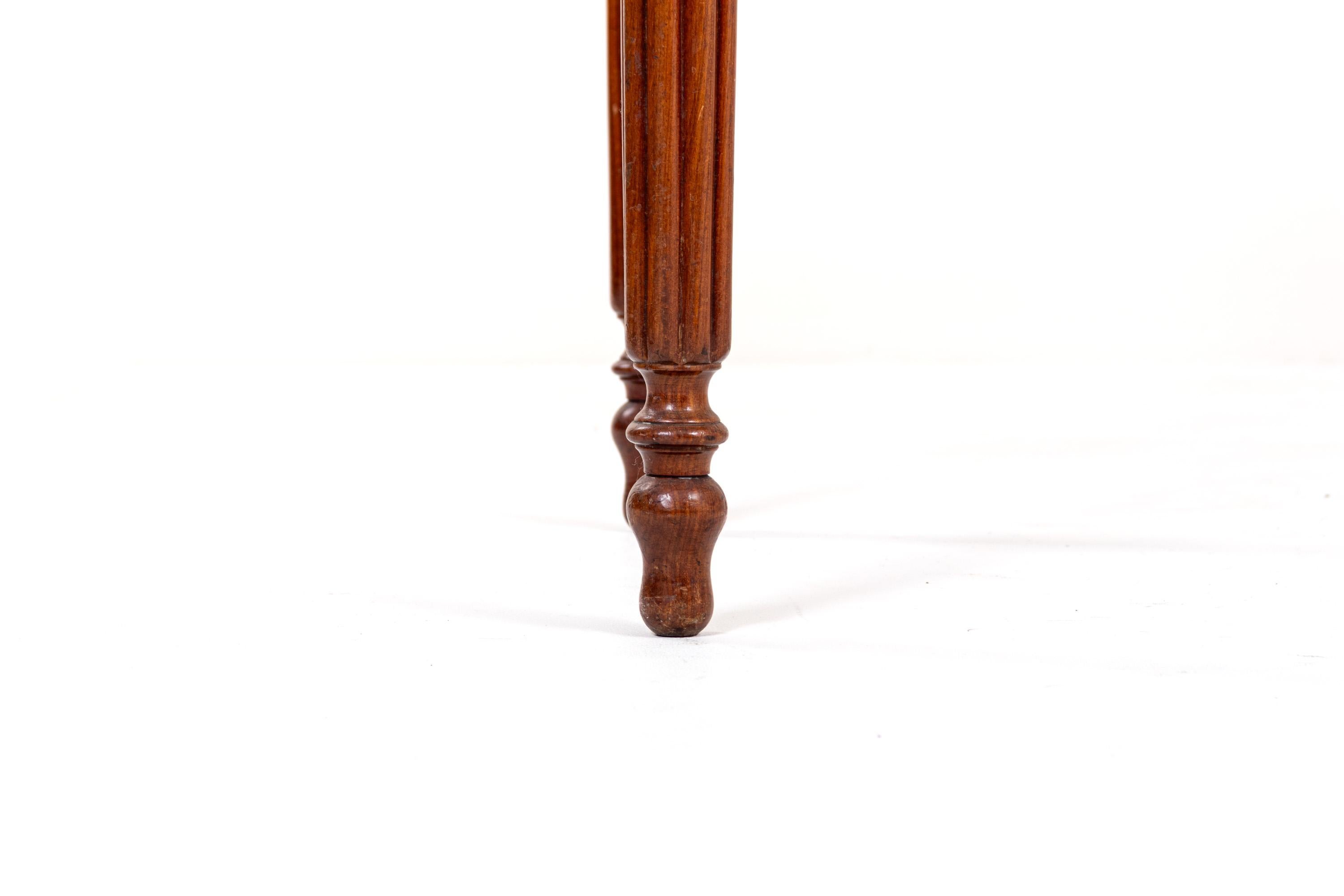 Acajou Ancienne table de jeu pliante en acajou sculpté, fin du 19e siècle en vente