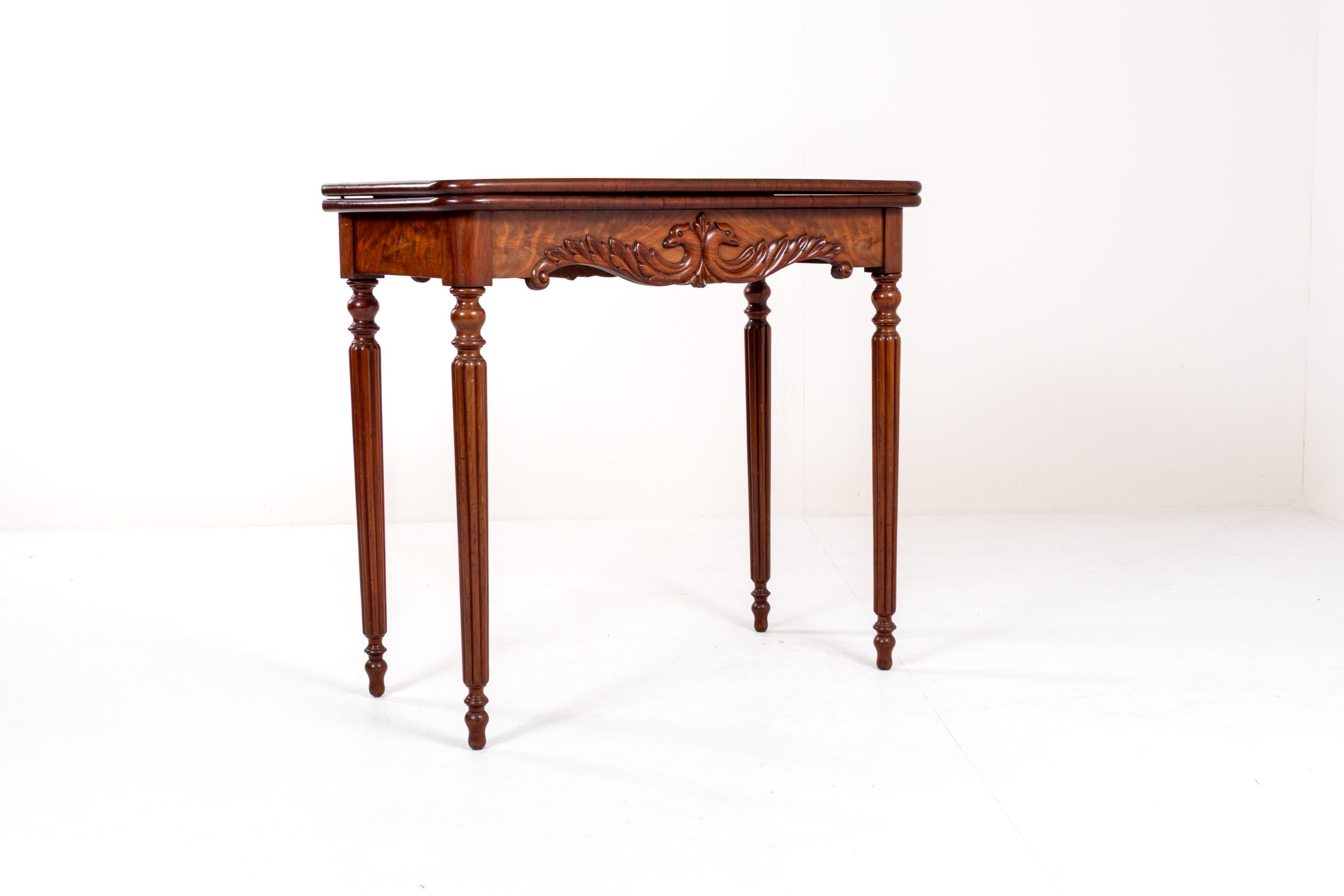 Ancienne table de jeu pliante en acajou sculpté, fin du 19e siècle en vente 1