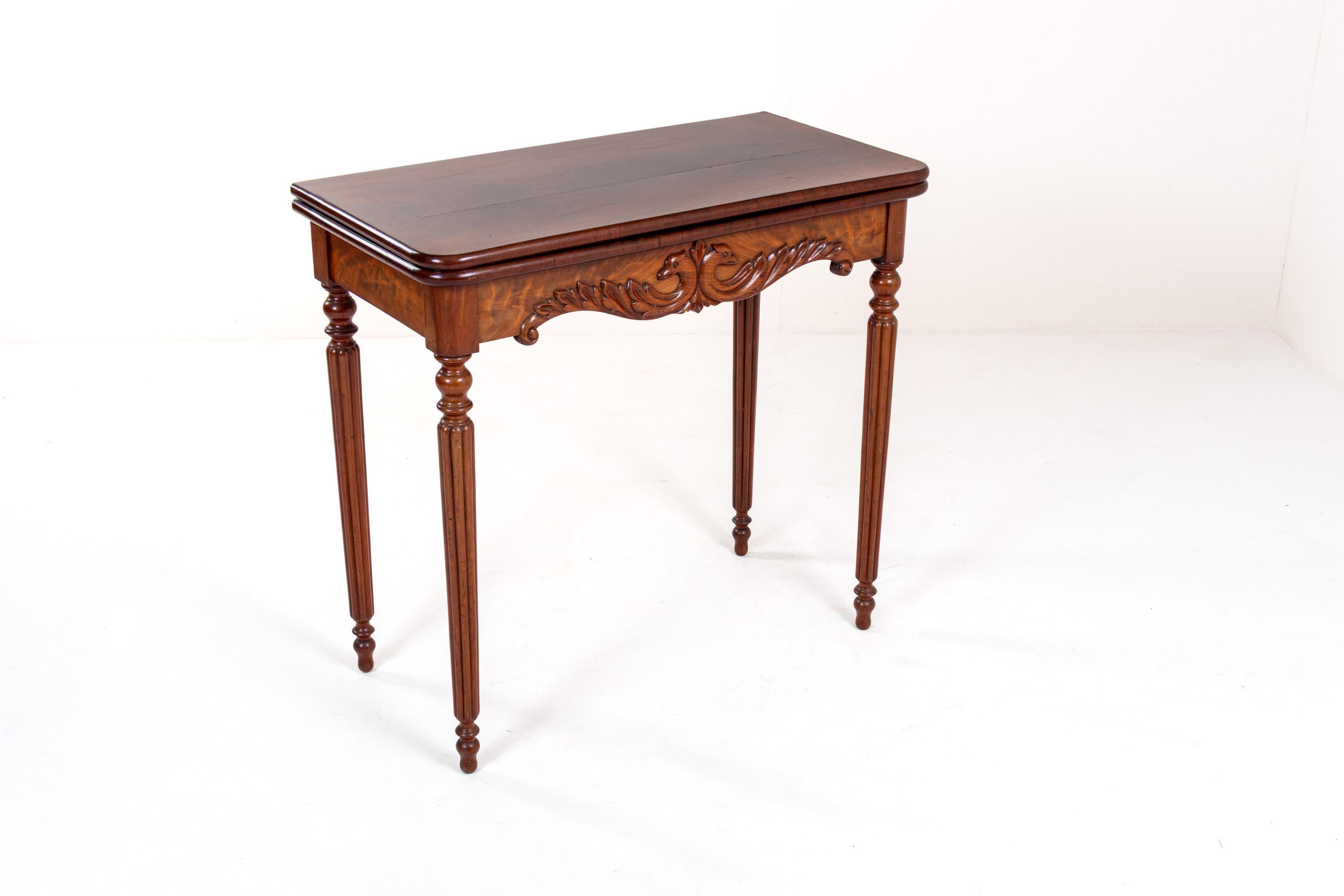 Ancienne table de jeu pliante en acajou sculpté, fin du 19e siècle en vente 2