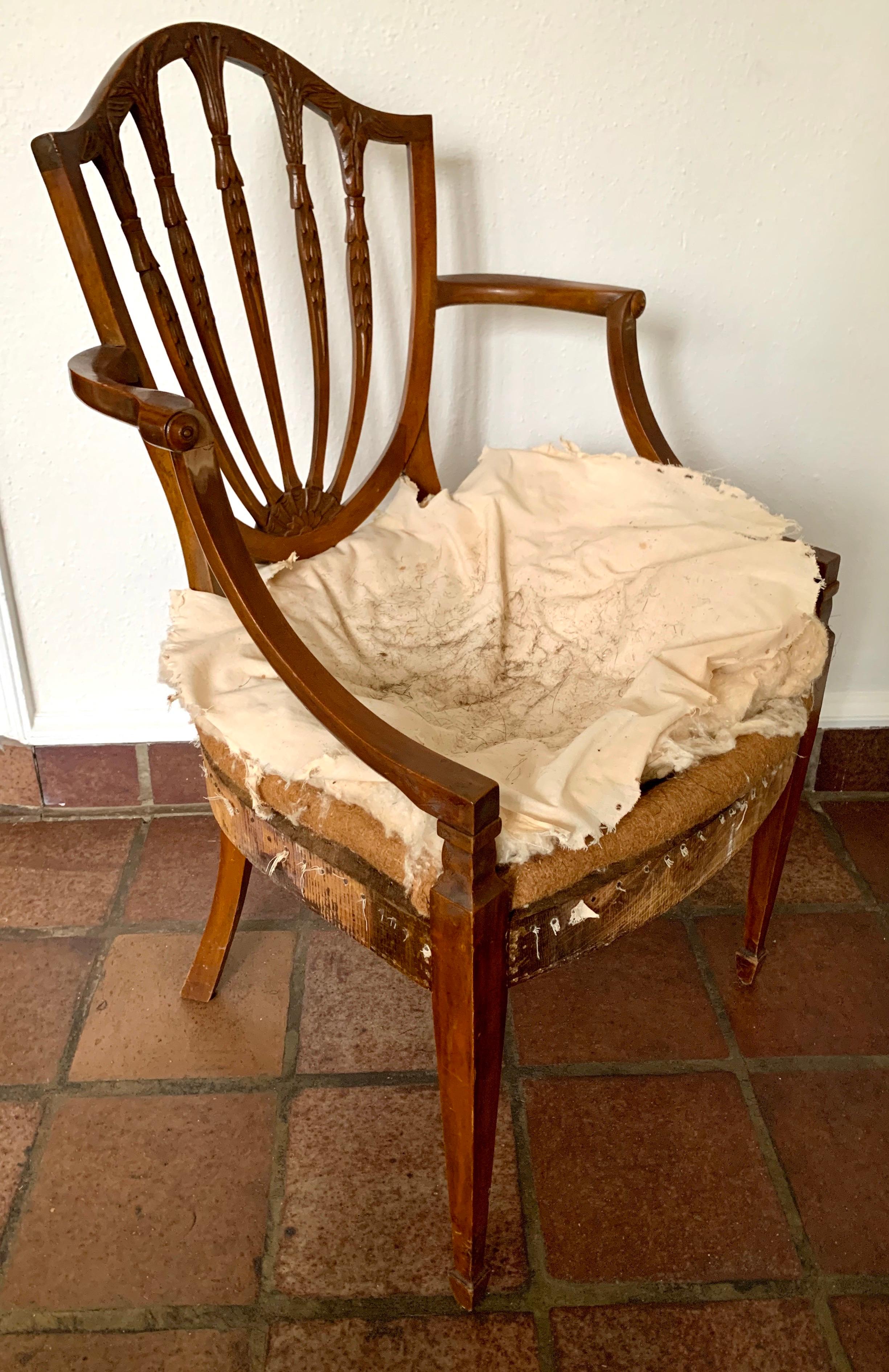 Antique Carved Mahogany Hepplewhite Wheat Shield Back Dining Chairs, circa 1840s In Good Condition In West Hartford, CT