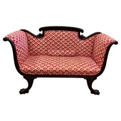 Antiker geschnitzter Mahagoni-Sessel Loveseat mit rot-weißer Polsterung