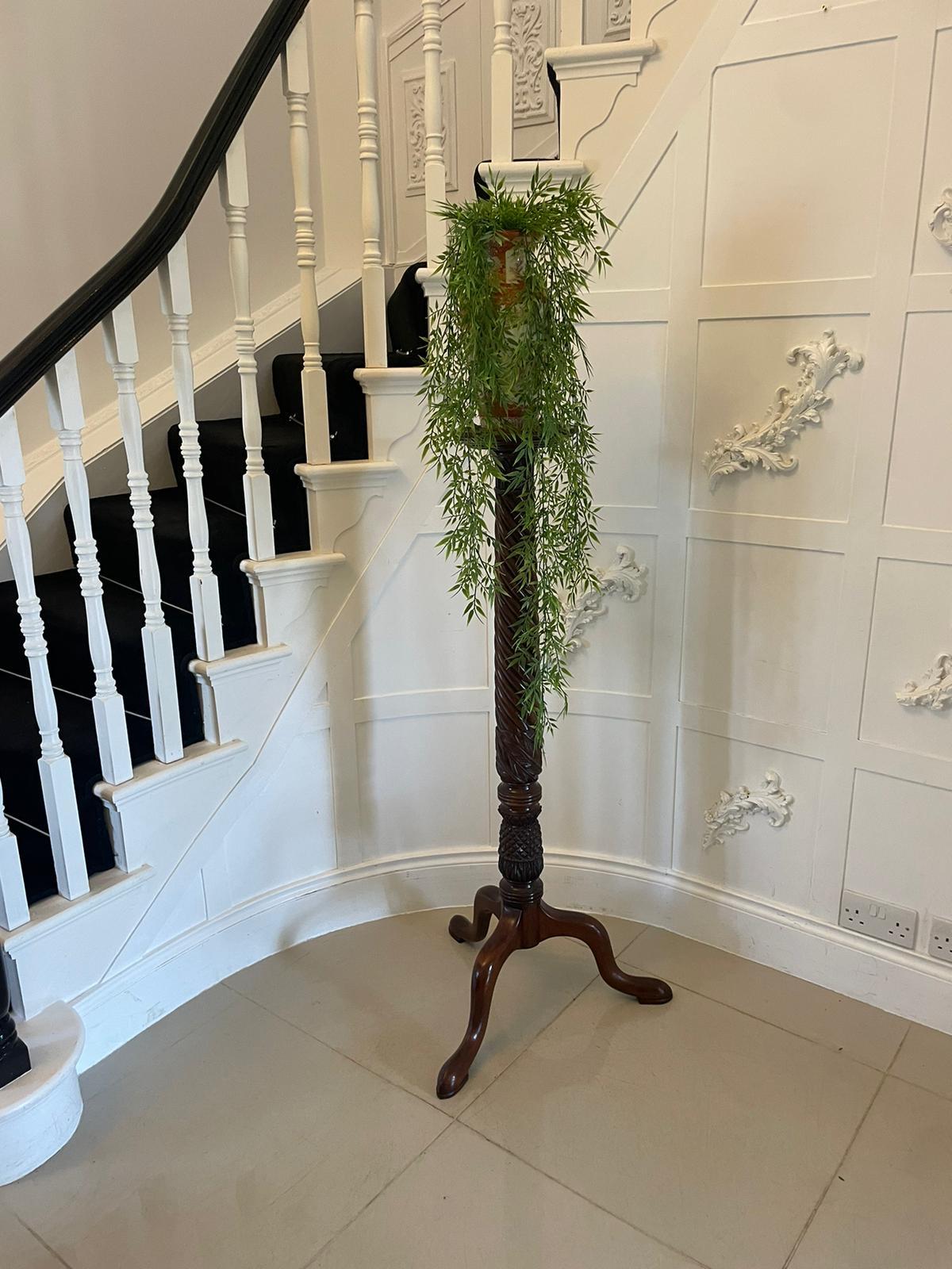 Antigua Antorcha/Plantero de Caoba Tallada Inglés en venta