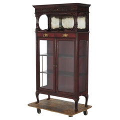 Antiquité - Cabinet de Chine à deux portes et deux tiroirs en acajou sculpté et à miroir - C1910