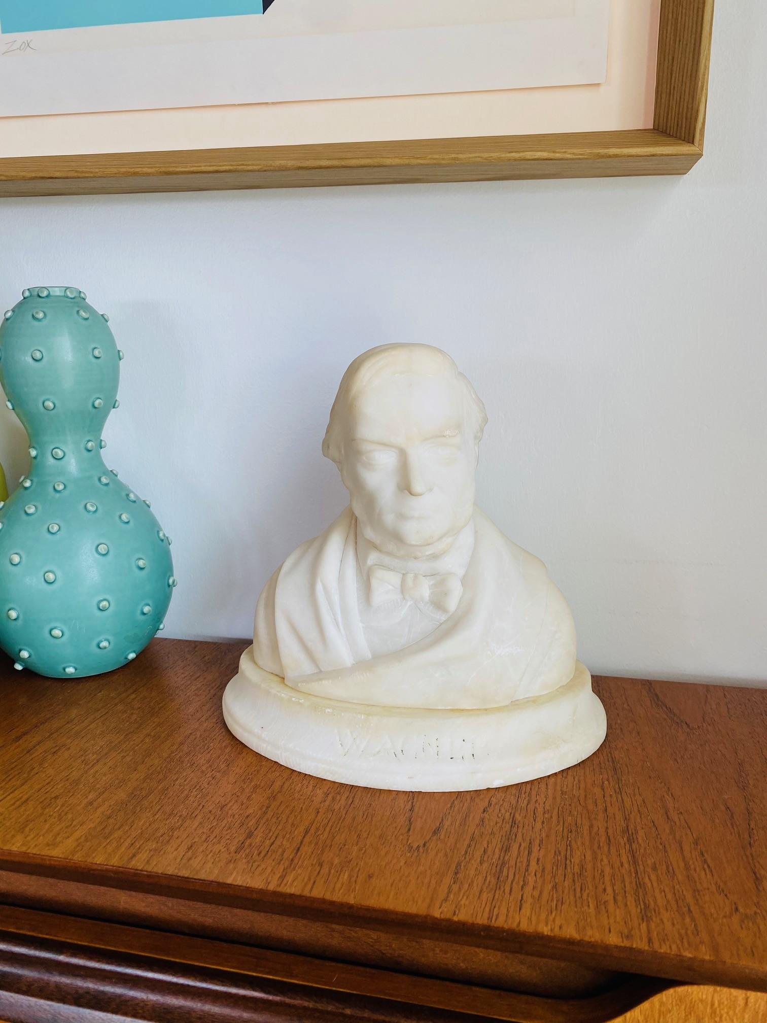 Milieu du XXe siècle Antiquité Buste en marbre sculpté du compositeur Richard Wagner marqué 