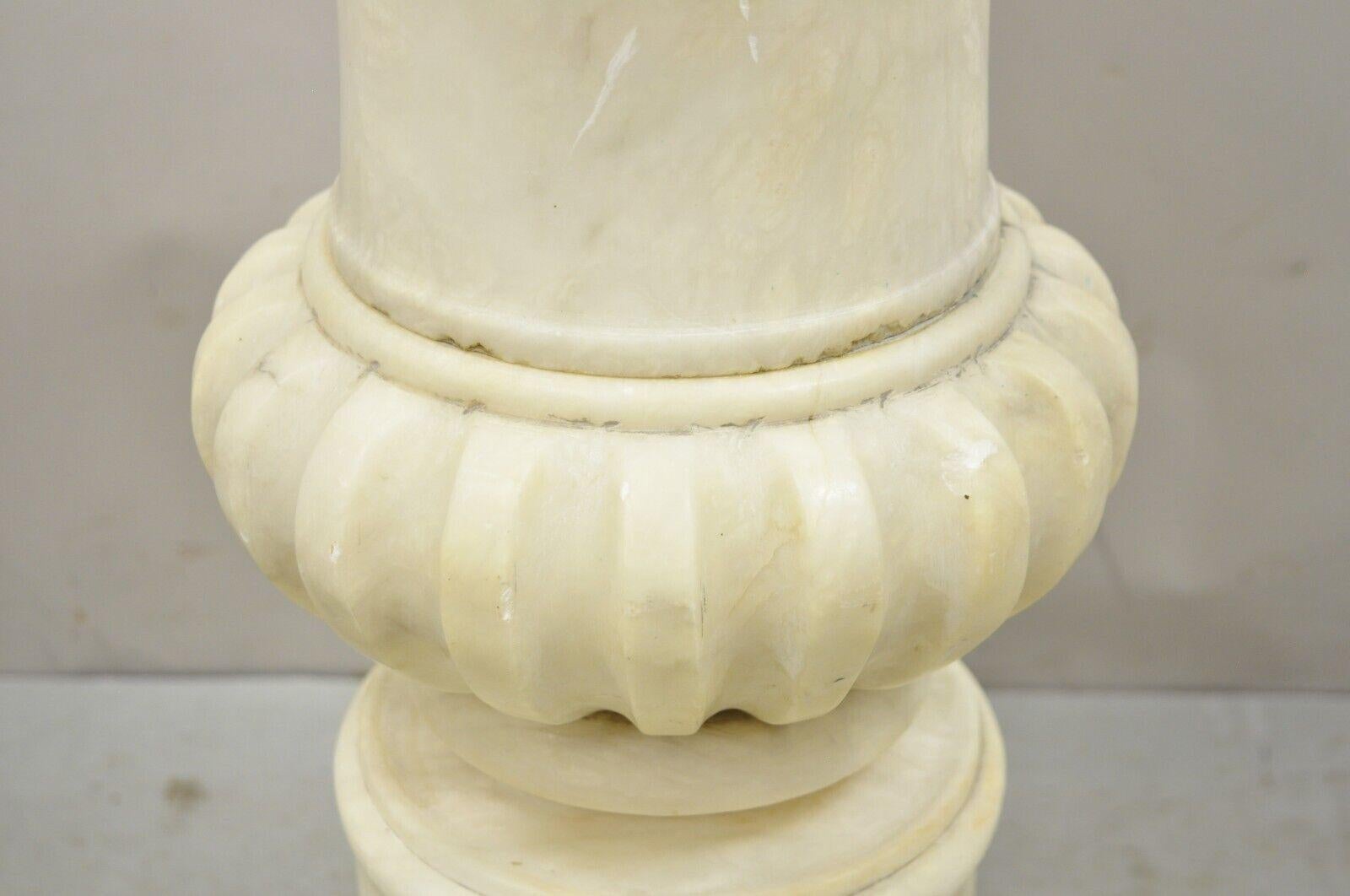 Néoclassique Piédestal de jardin ancien à colonne en marbre sculpté de style néoclassique de 63,5 cm de diamètre, style Régence en vente