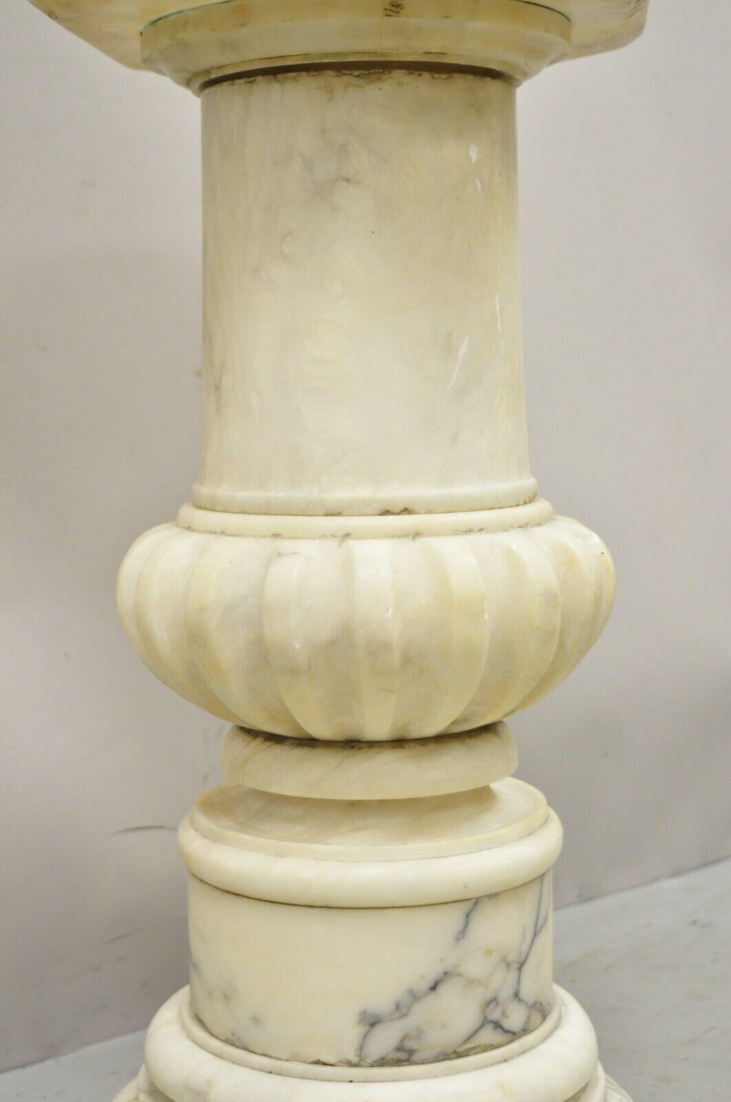 Sculpté Piédestal de jardin ancien à colonne en marbre sculpté de style néoclassique de 63,5 cm de diamètre, style Régence en vente