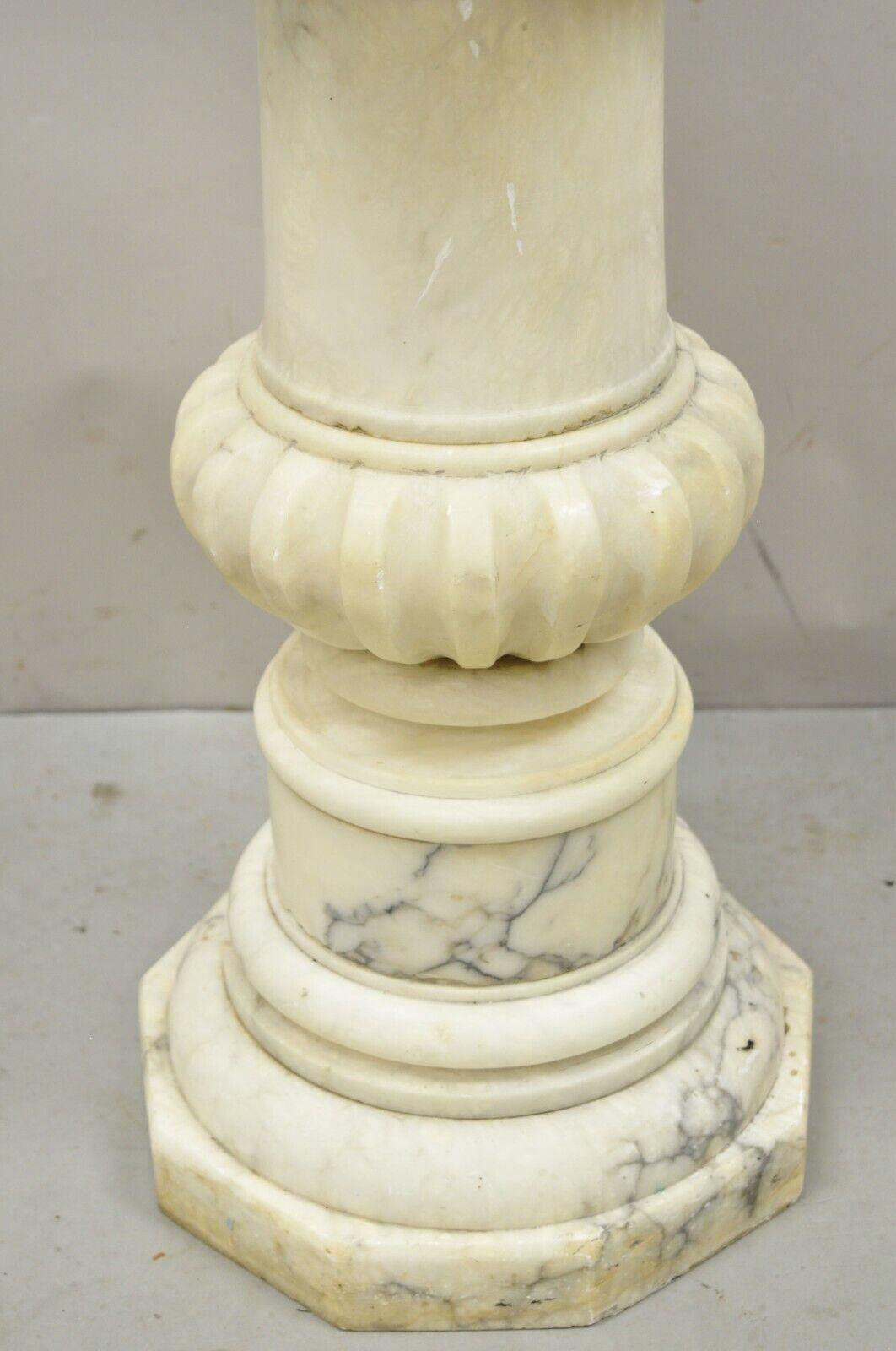 Piédestal de jardin ancien à colonne en marbre sculpté de style néoclassique de 63,5 cm de diamètre, style Régence Bon état - En vente à Philadelphia, PA