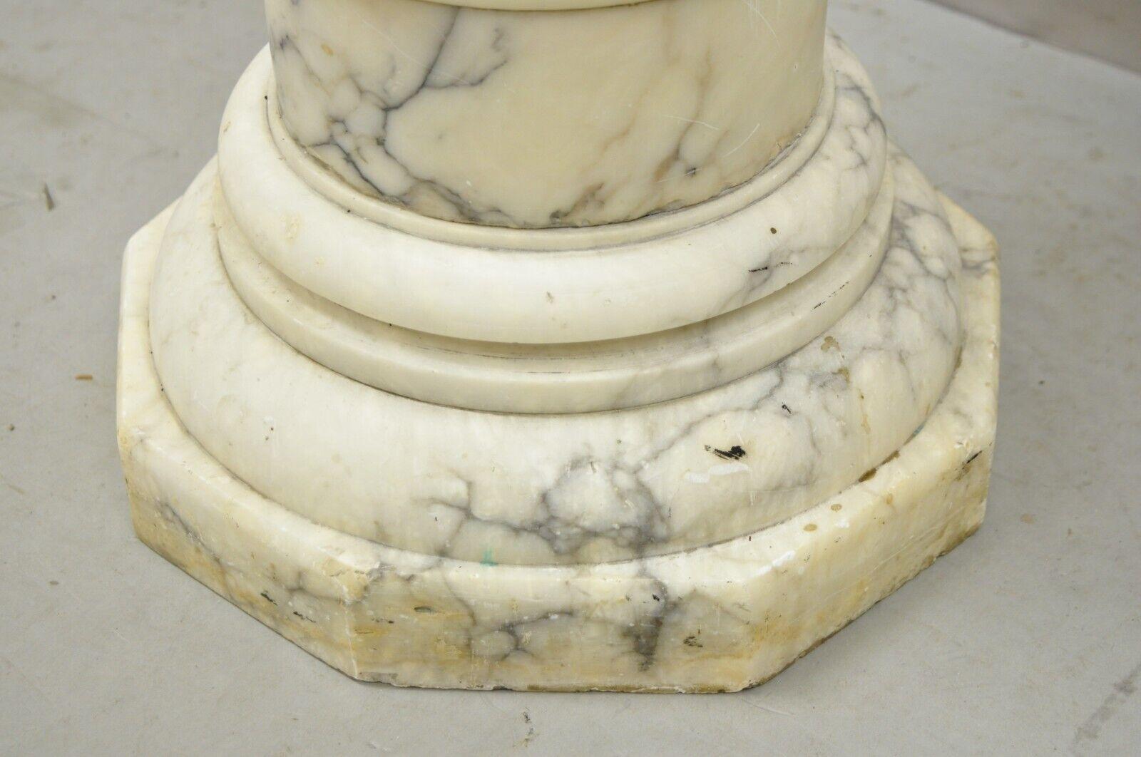 Marbre Piédestal de jardin ancien à colonne en marbre sculpté de style néoclassique de 63,5 cm de diamètre, style Régence en vente