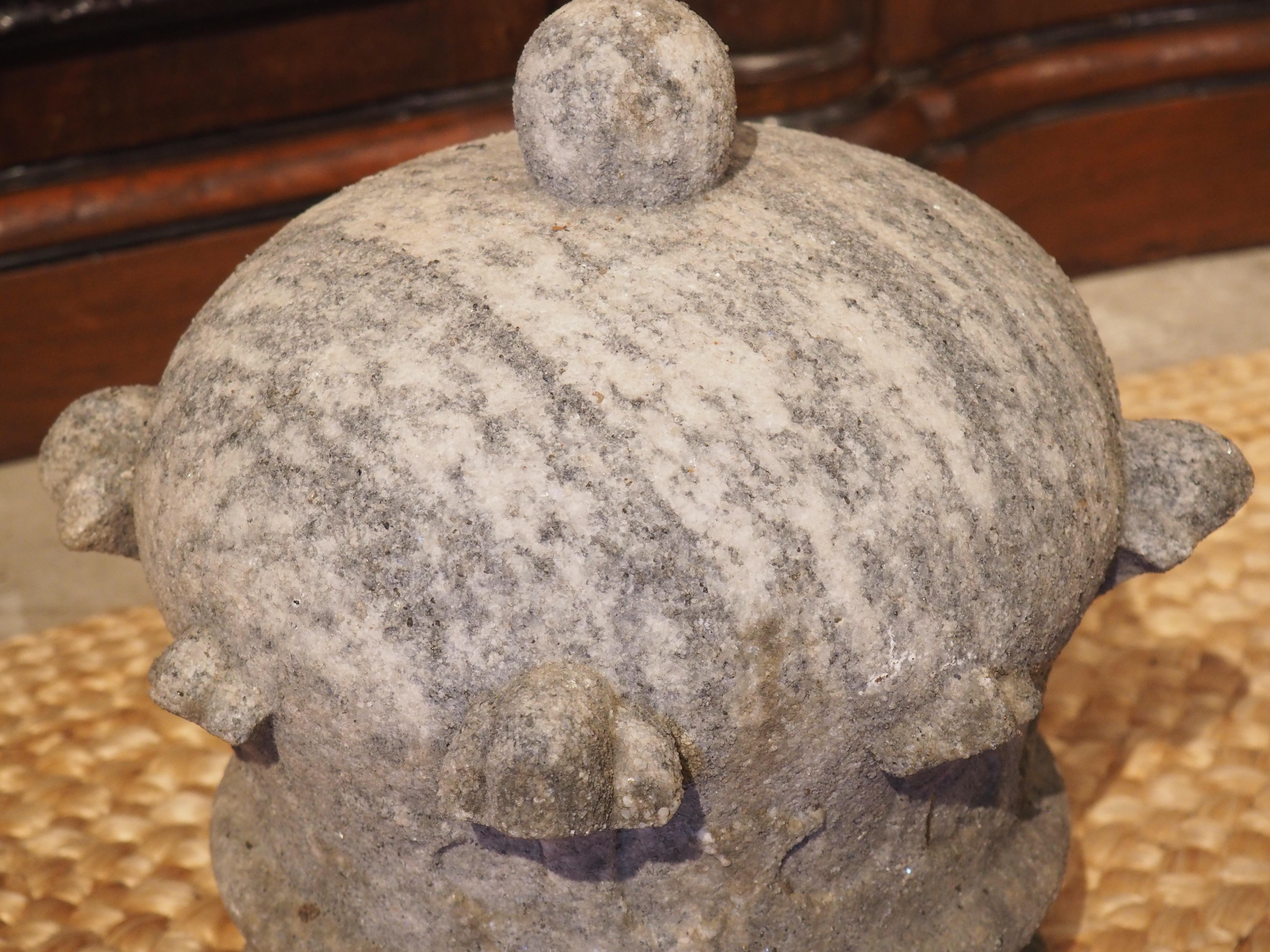 Antikes geschnitztes Marmorkronen-Finish aus Italien, 19. Jahrhundert im Zustand „Gut“ im Angebot in Dallas, TX