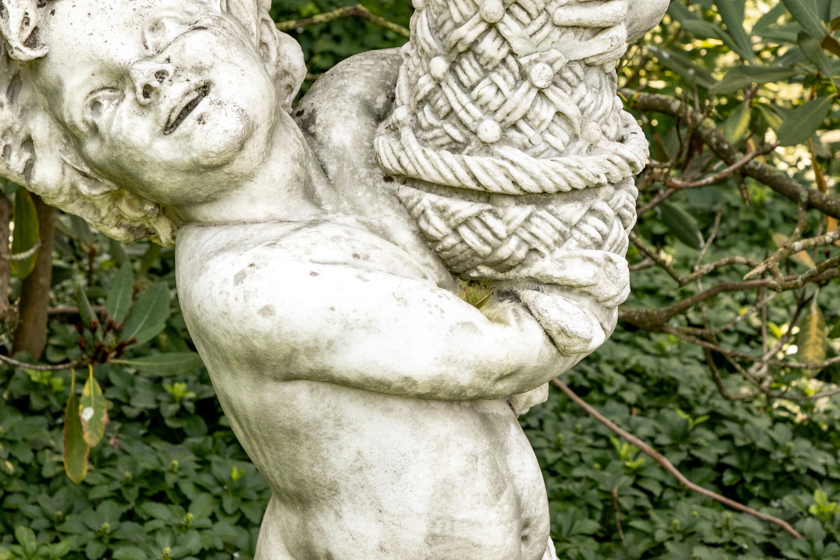 Antike geschnitzte Gartenputto-Figur aus Marmor im Angebot 4