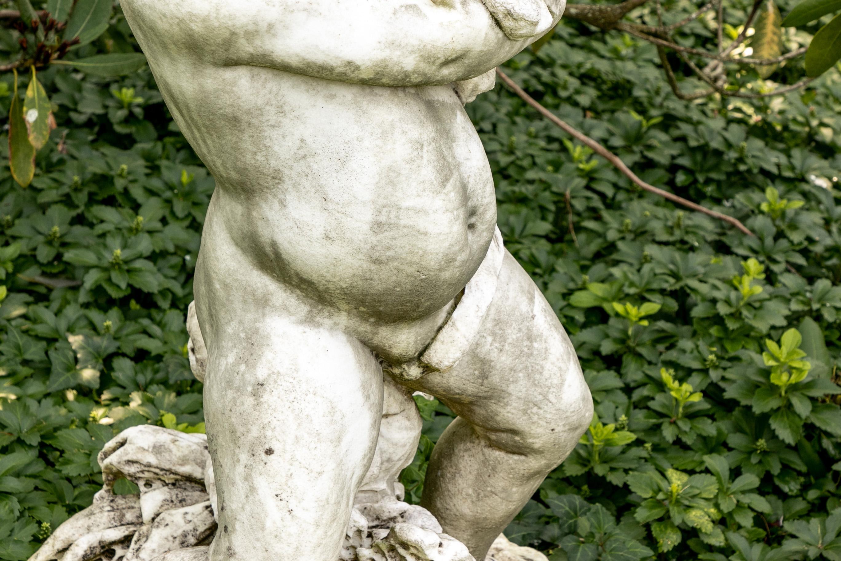 Antike geschnitzte Gartenputto-Figur aus Marmor im Angebot 5